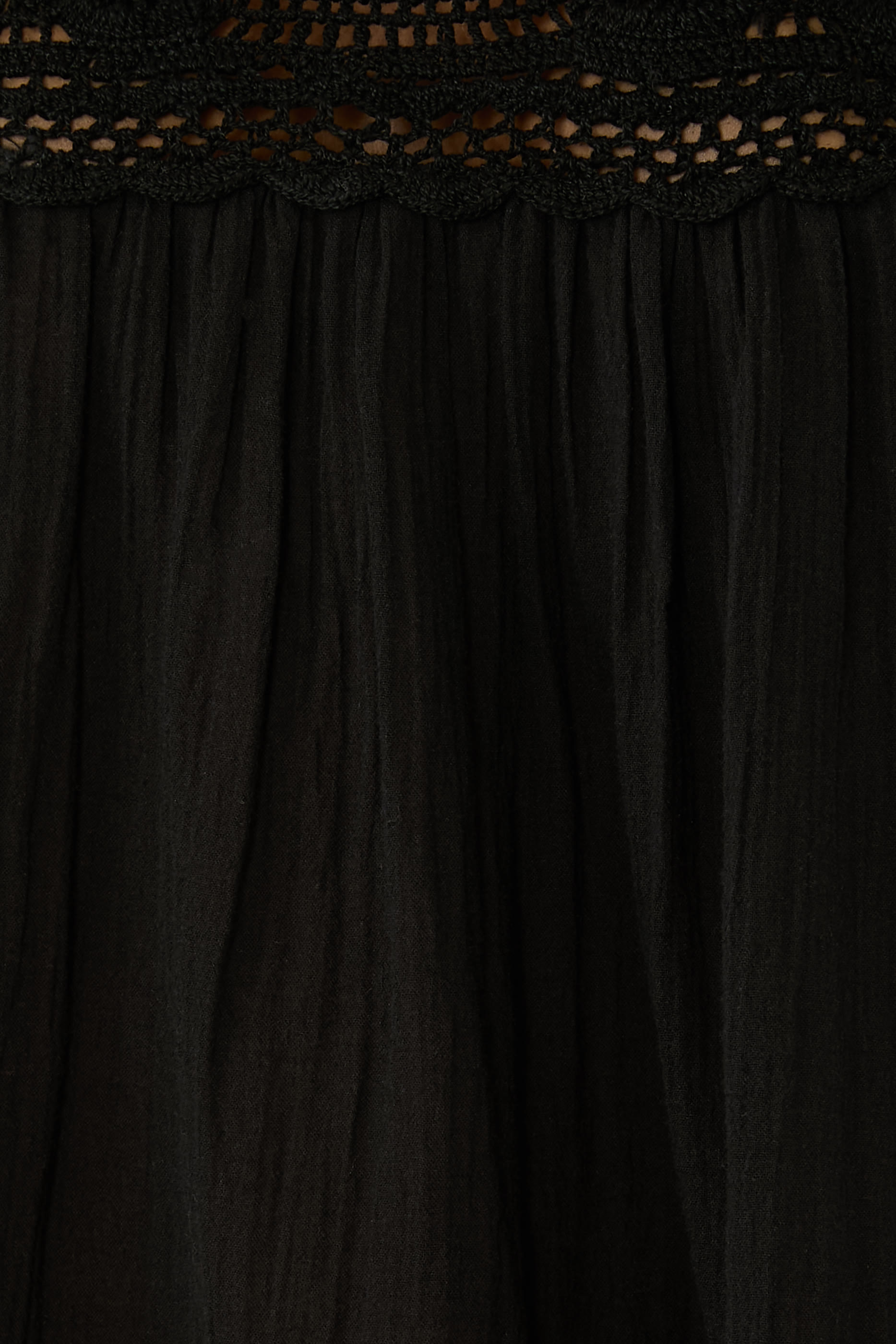 بلوزة بيرمودا بتفاصيل كروشيه للإرتداء فوق ملابس السباحة