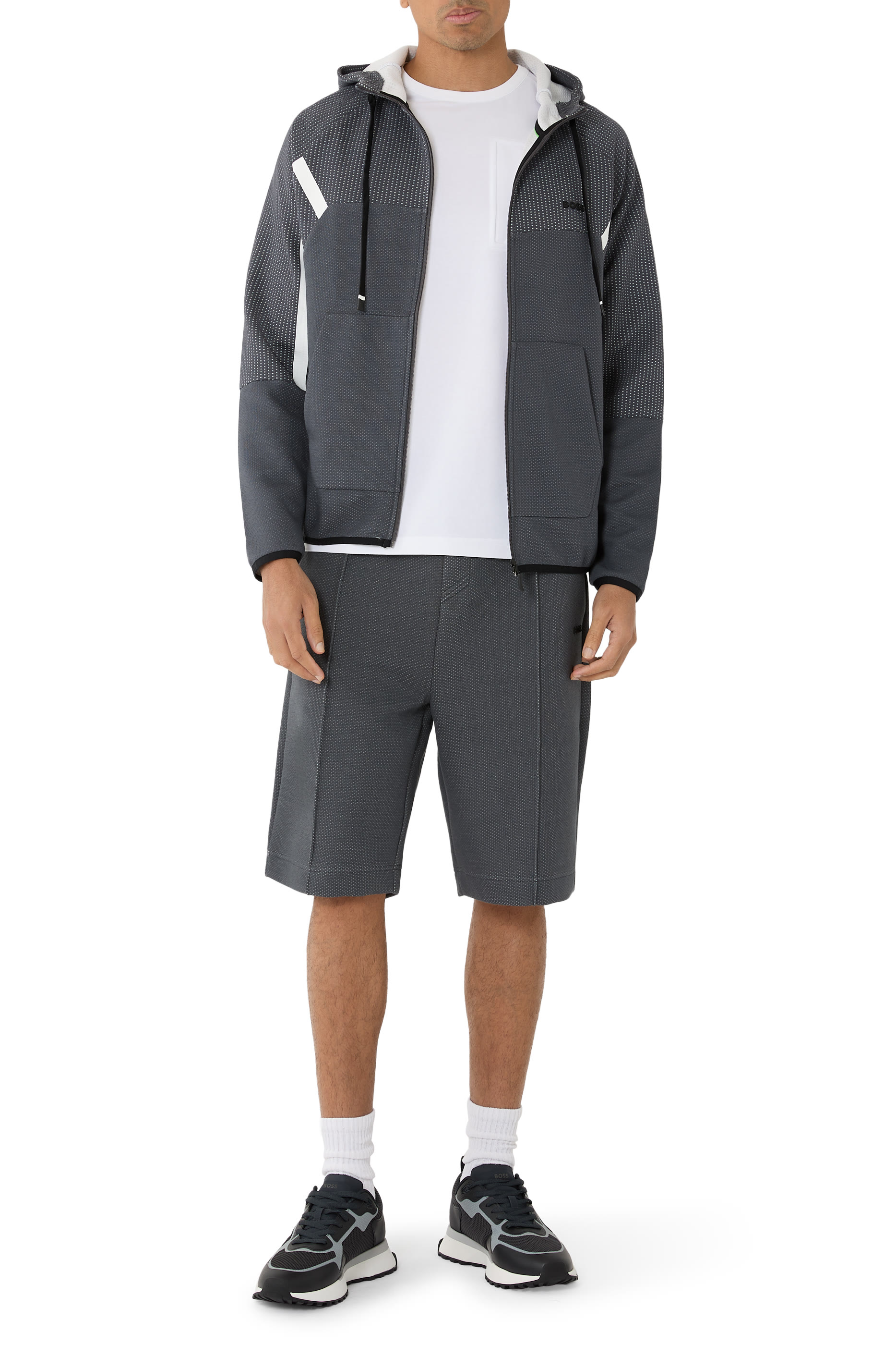 تيشيرت بشعار الماركة على الجيب قطن