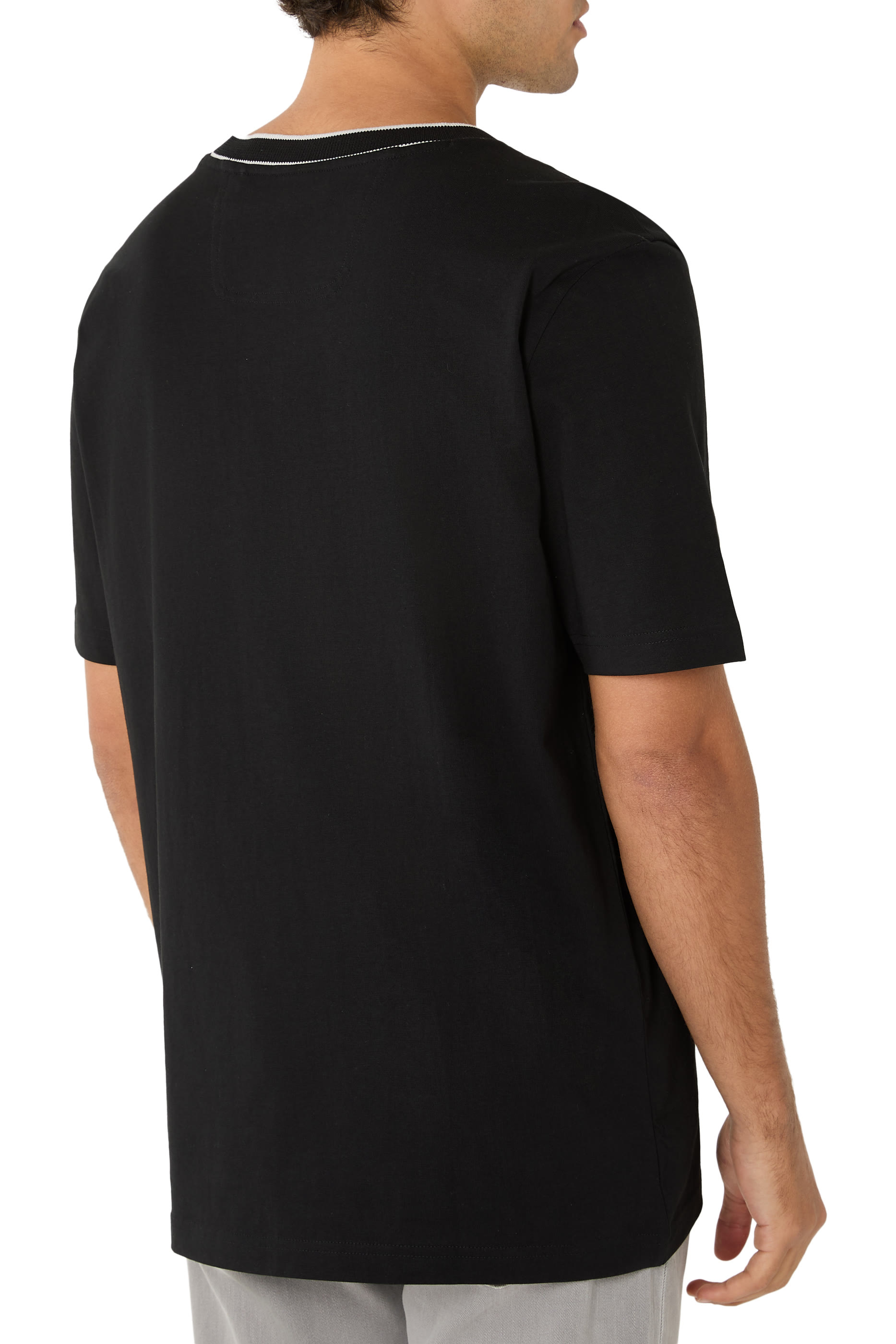 تيشيرت بياقة مخططة وشعار الماركة