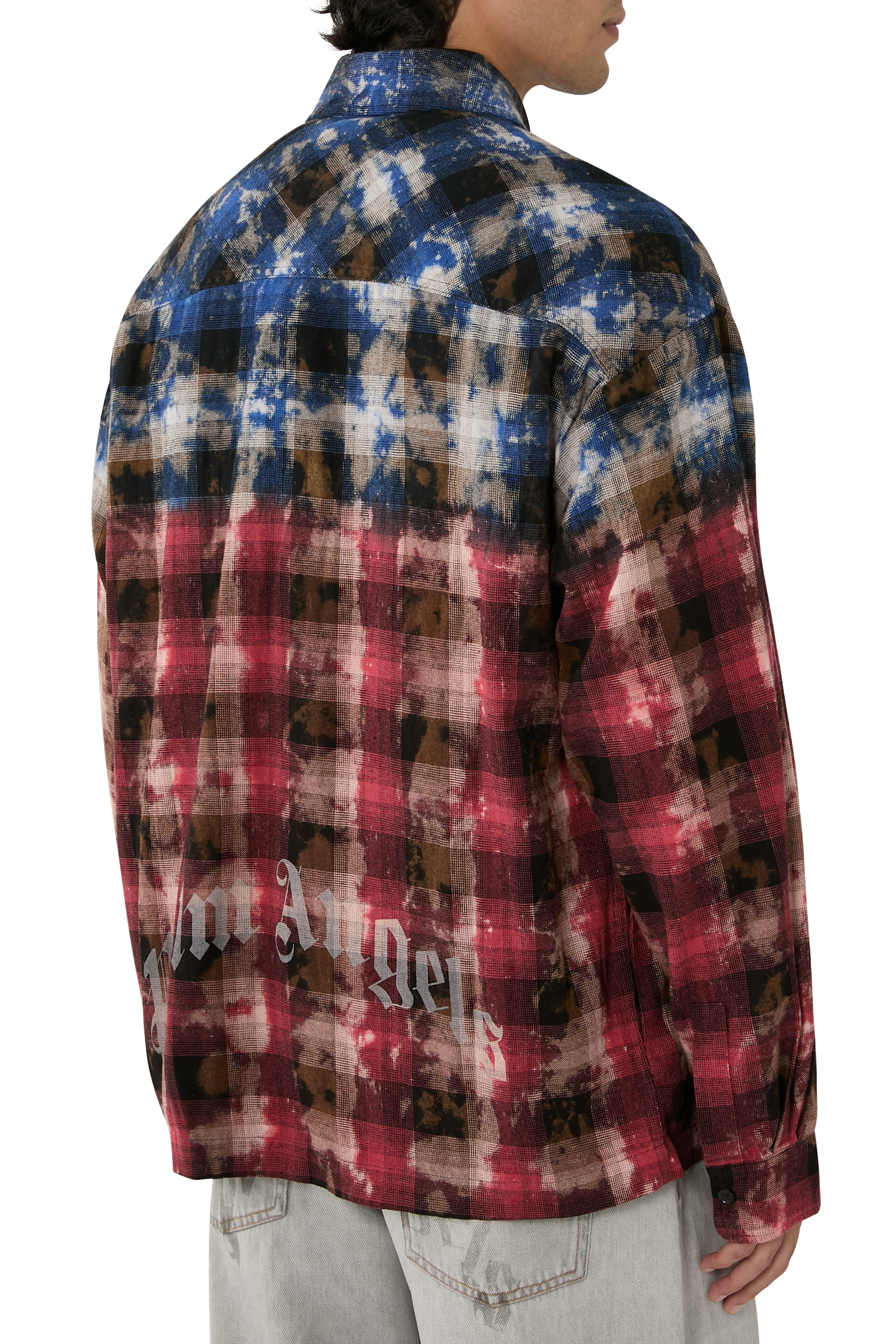  قميص بنقشة مربعات ومزين بشعار الماركة متموج