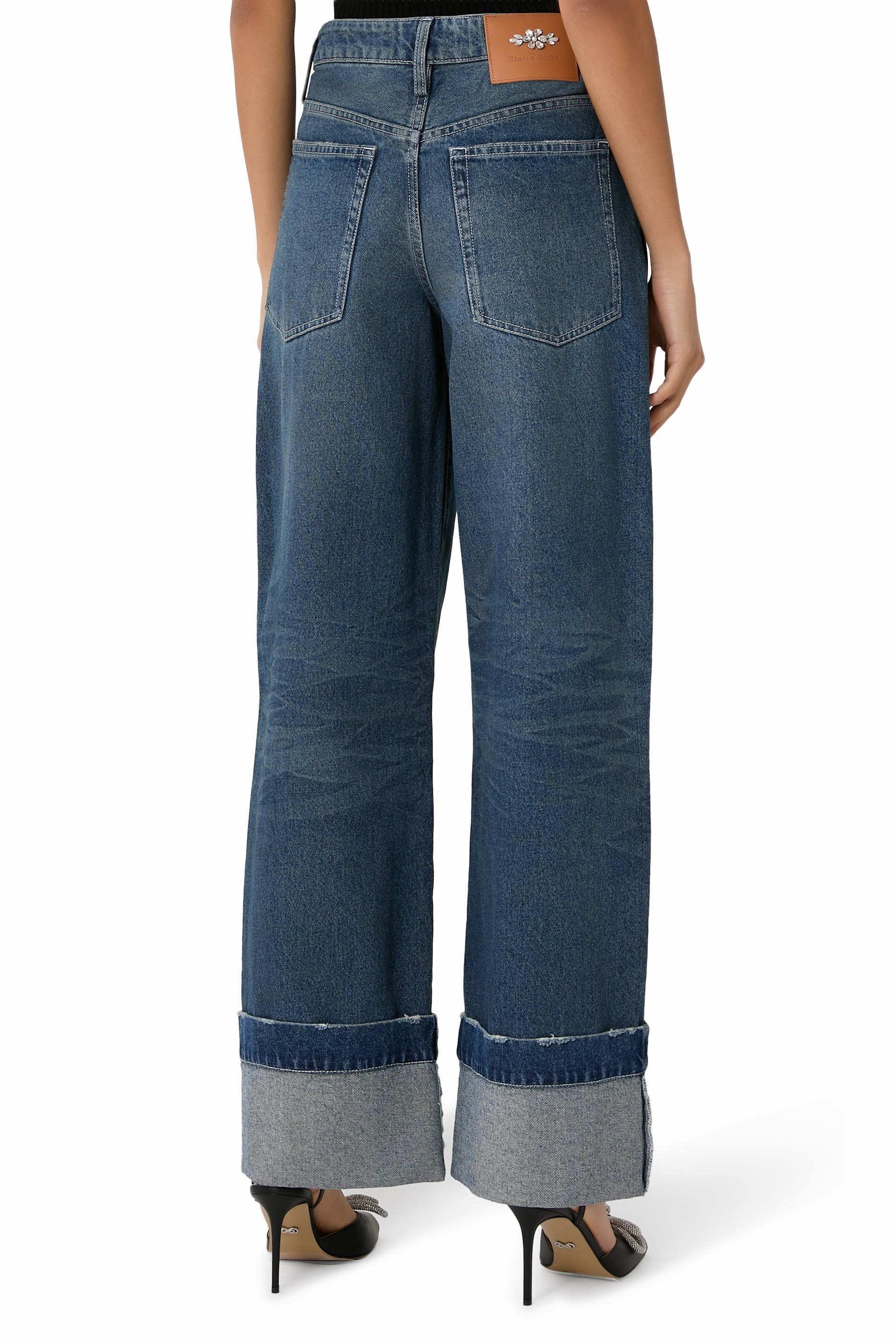 بنطال جينز بقصة ساق مستقيمة وتطريزات