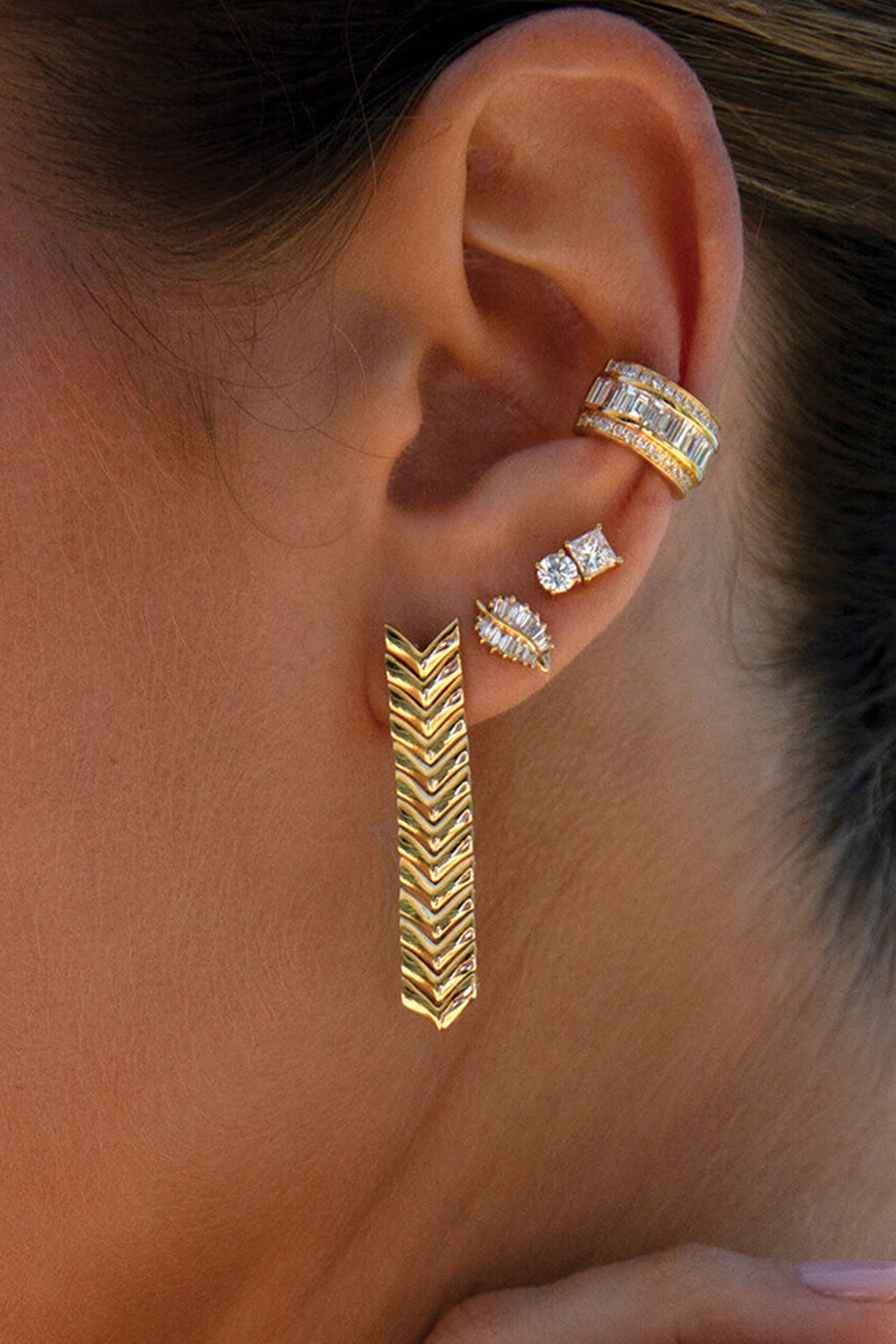 أقراط بتصميم أوراق نخيل مرصعة بماس، ذهب أصفر عيار 18