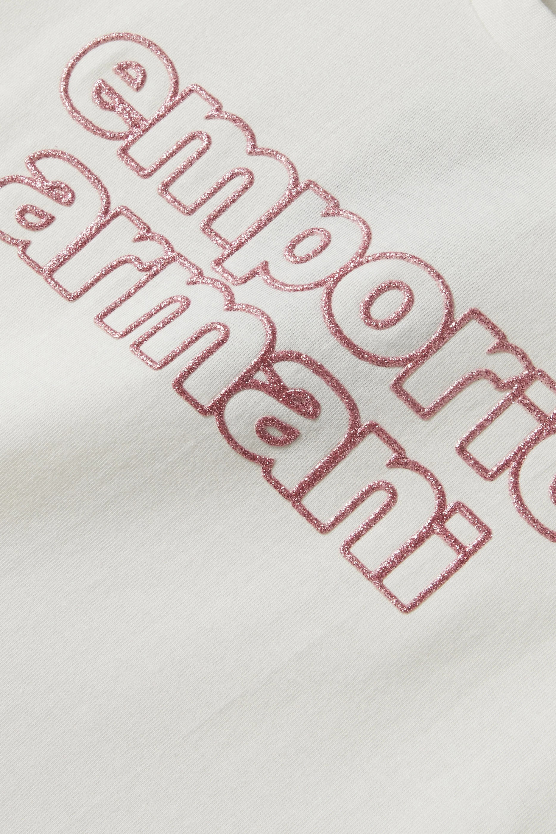 تيشيرت بشعار الماركة للأطفال