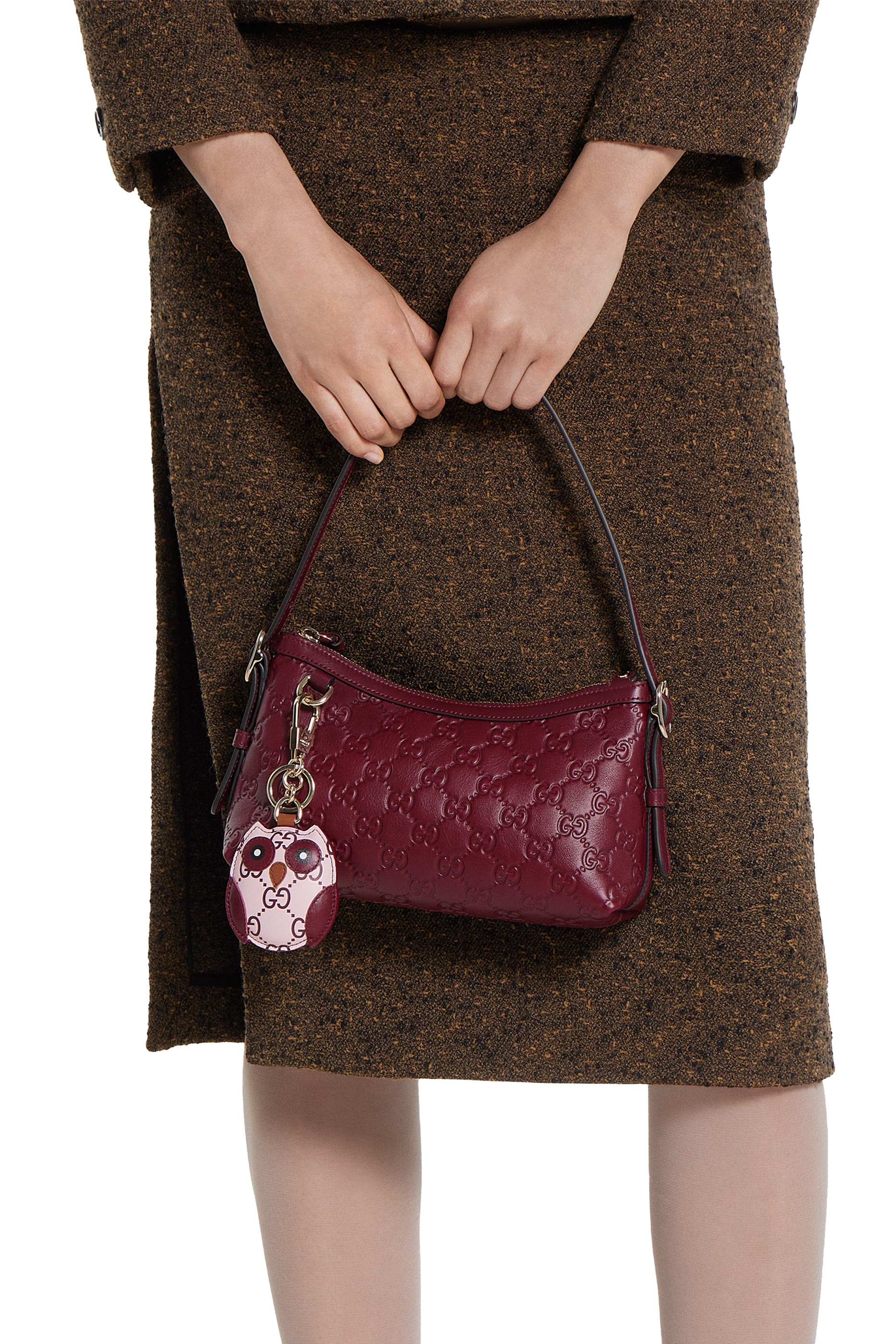 حقيبة كتف صغيرة مزينة بنقشة شعار الماركة