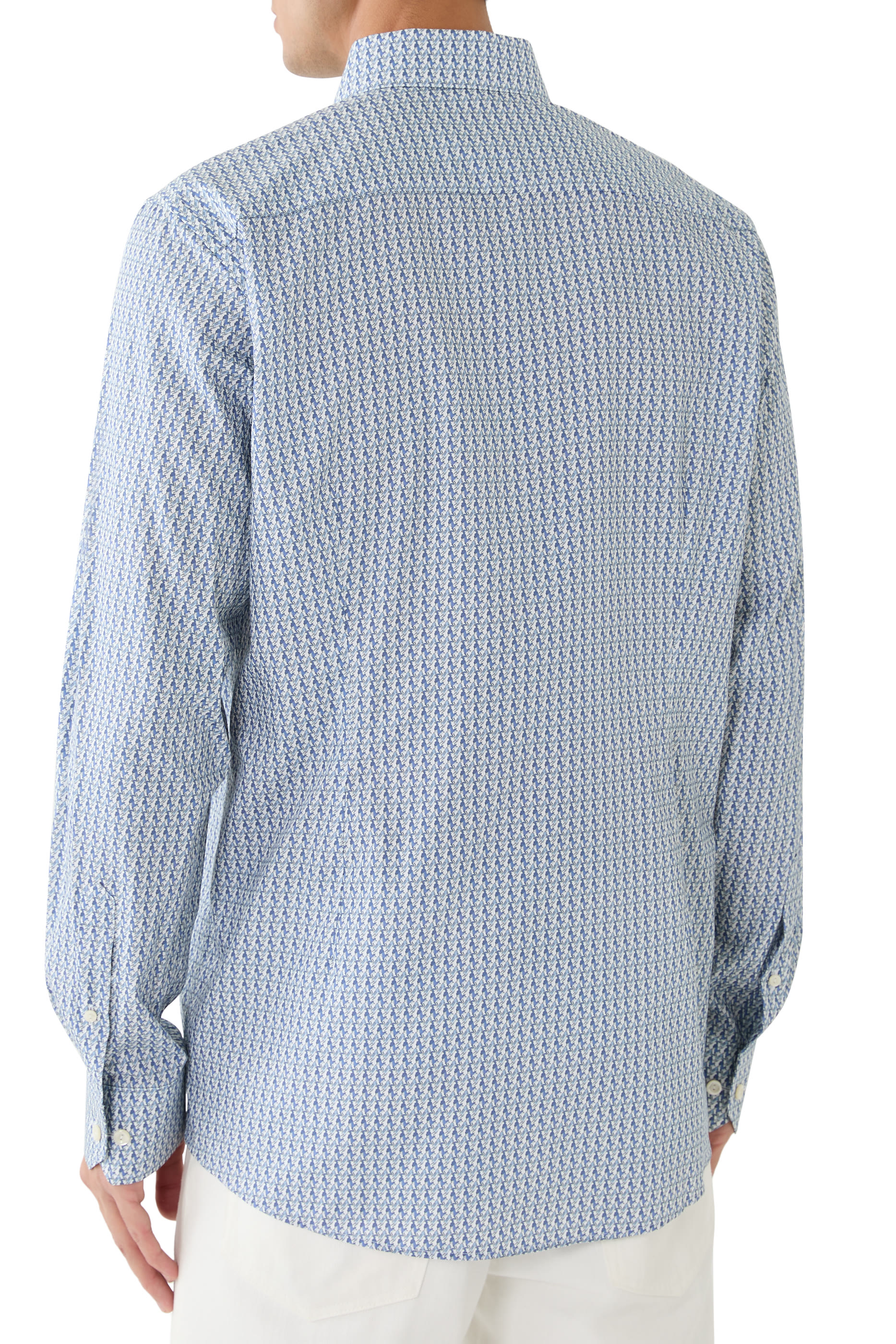 قميص بطبعة صغيرة