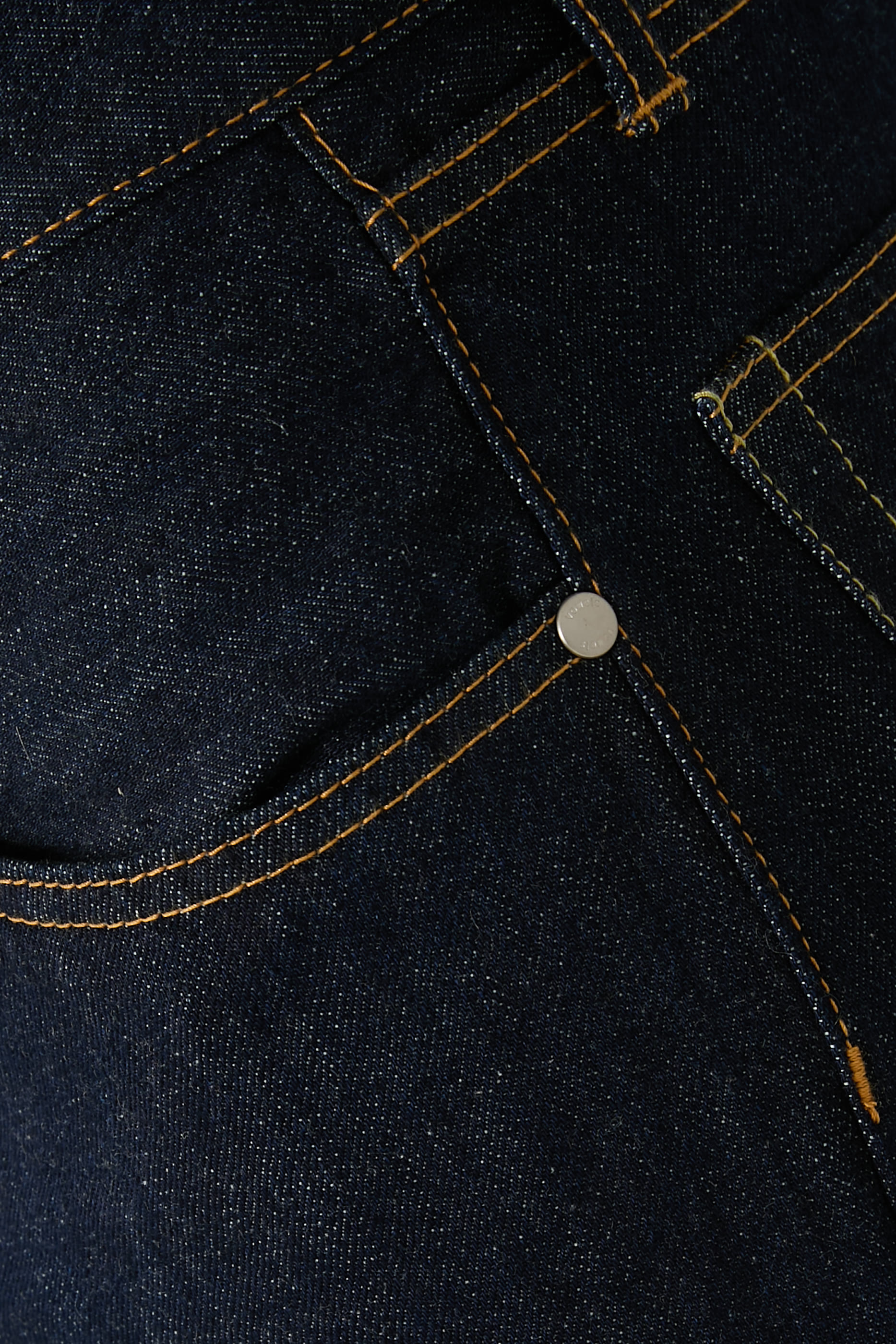 بنطال دنيم بشعار الماركة