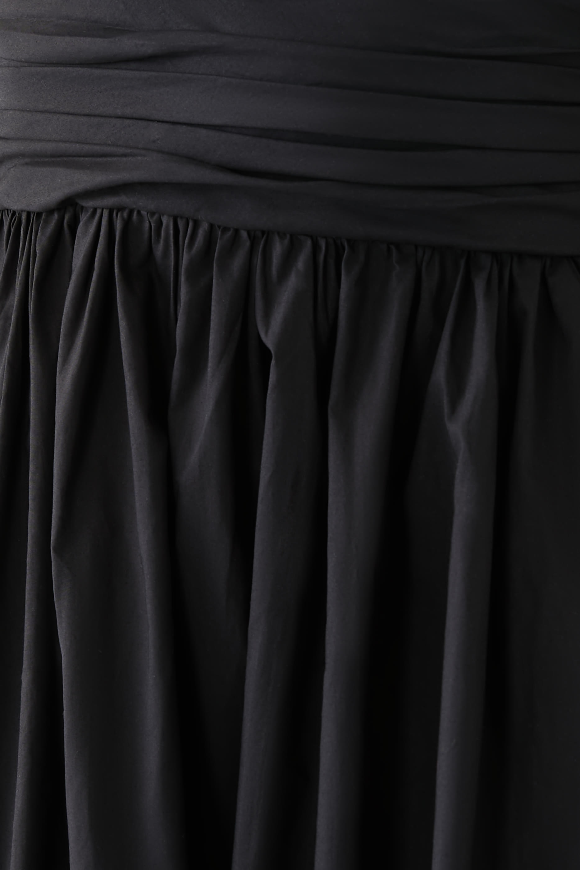 فستان بياقة عميقة ورباط حول الرقبة