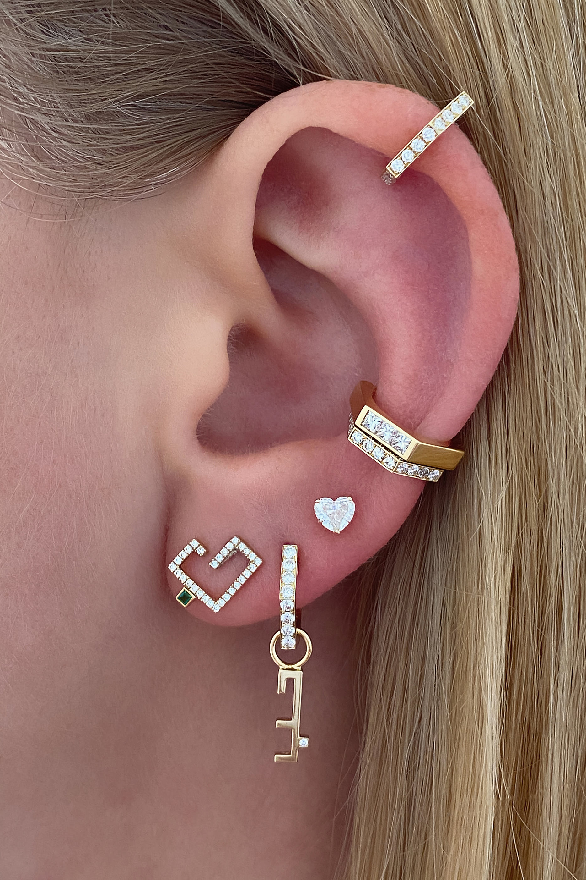 أقراط حب مرصعة بزمردة