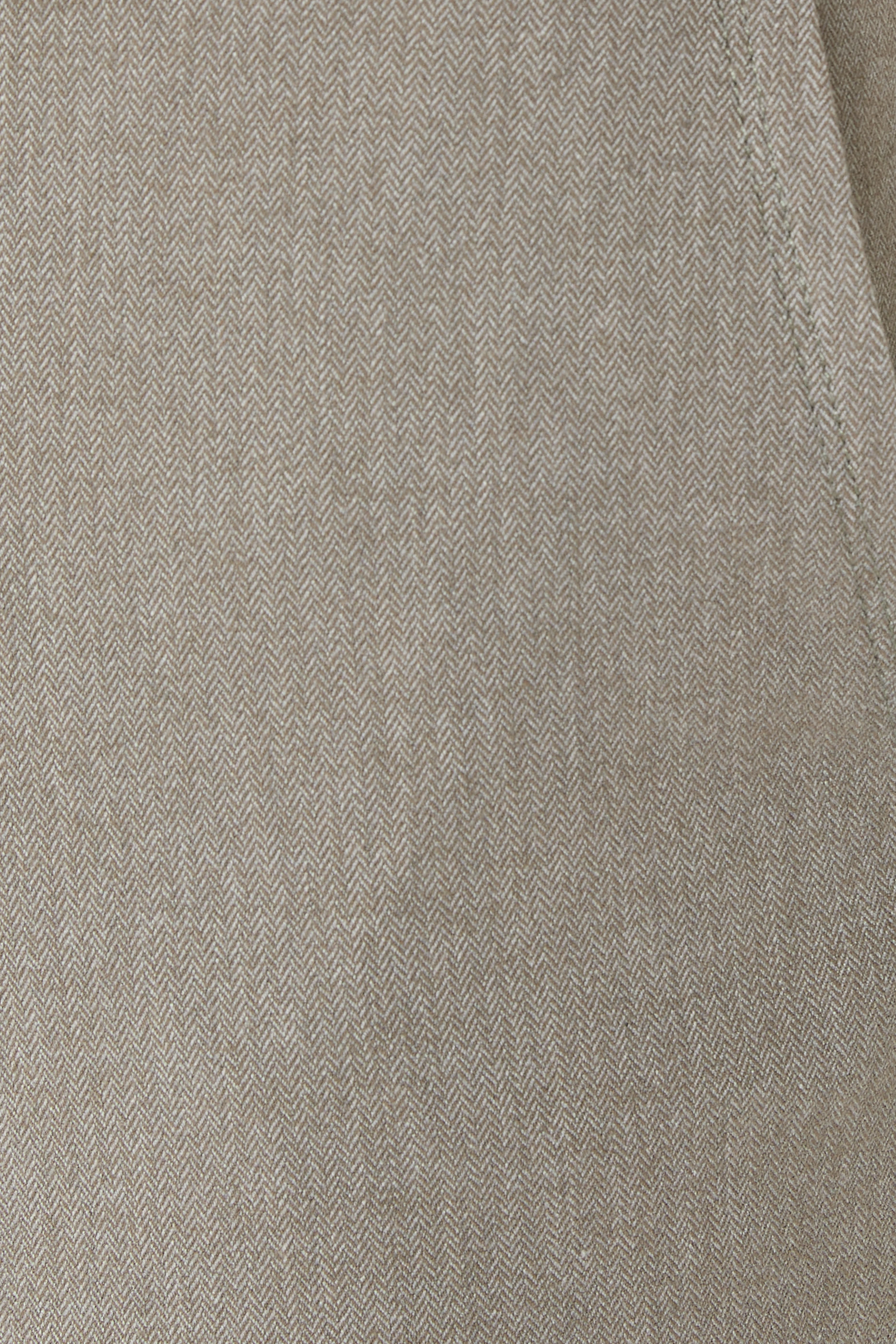 بنطال هيرينغبون بقصة ضيقة ولون باهت