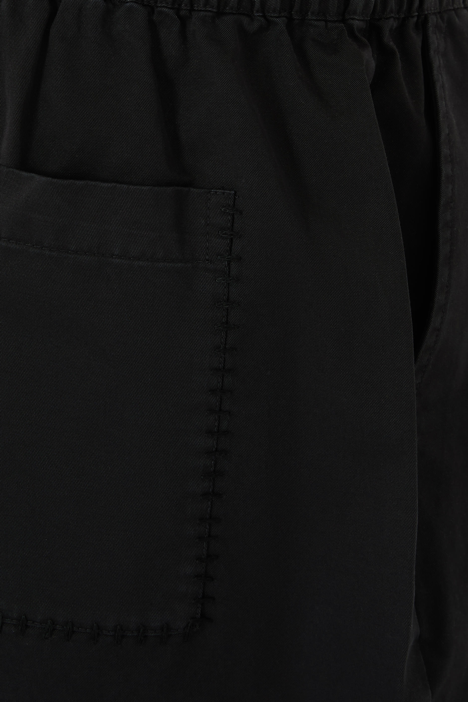 شورت رياضي بتطريز خياطة بارزة