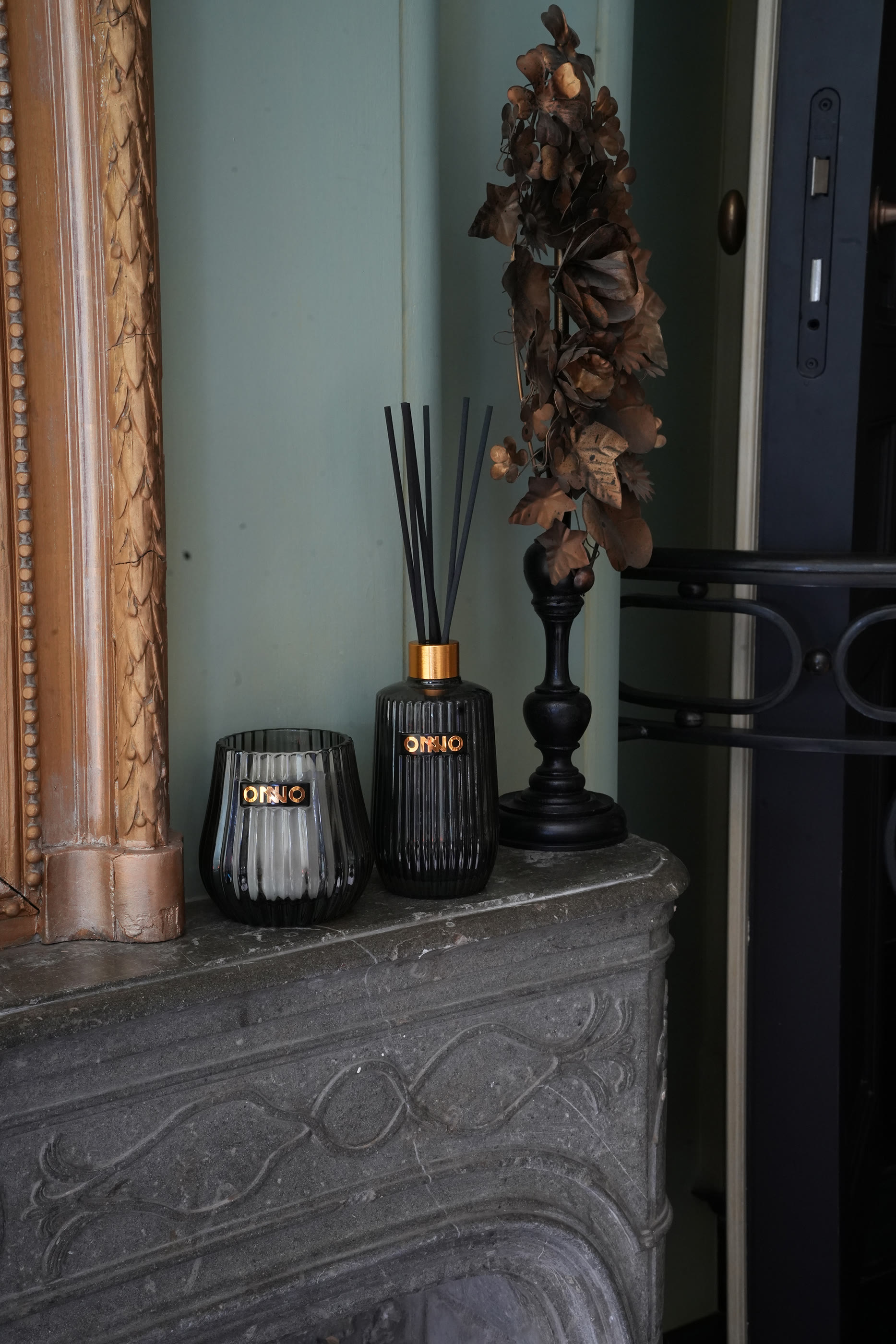 مجموعة هدايا انتقائية شمعة + موزع عطر زنزبار