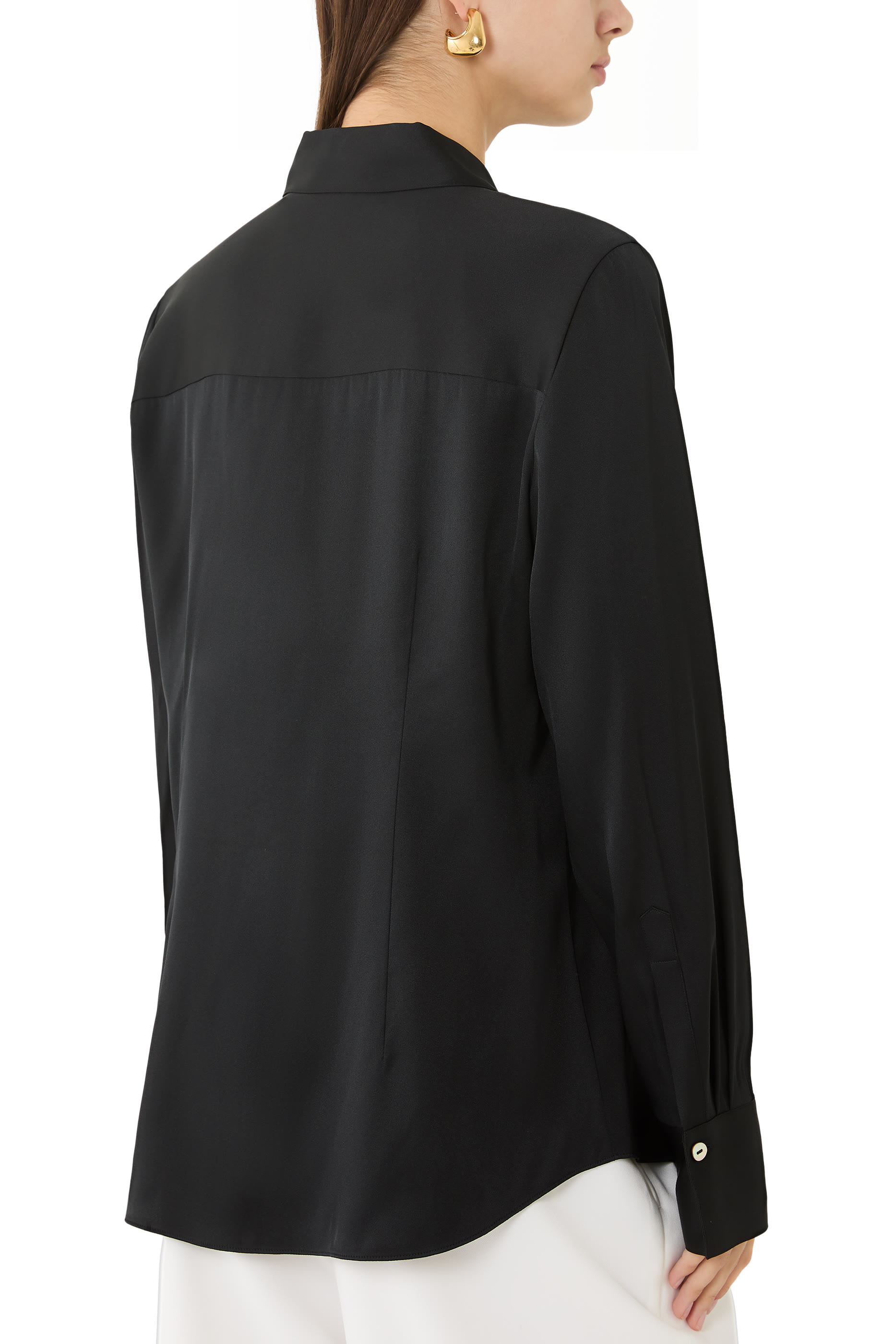 قميص كلاسيكي بقصة ضيقة