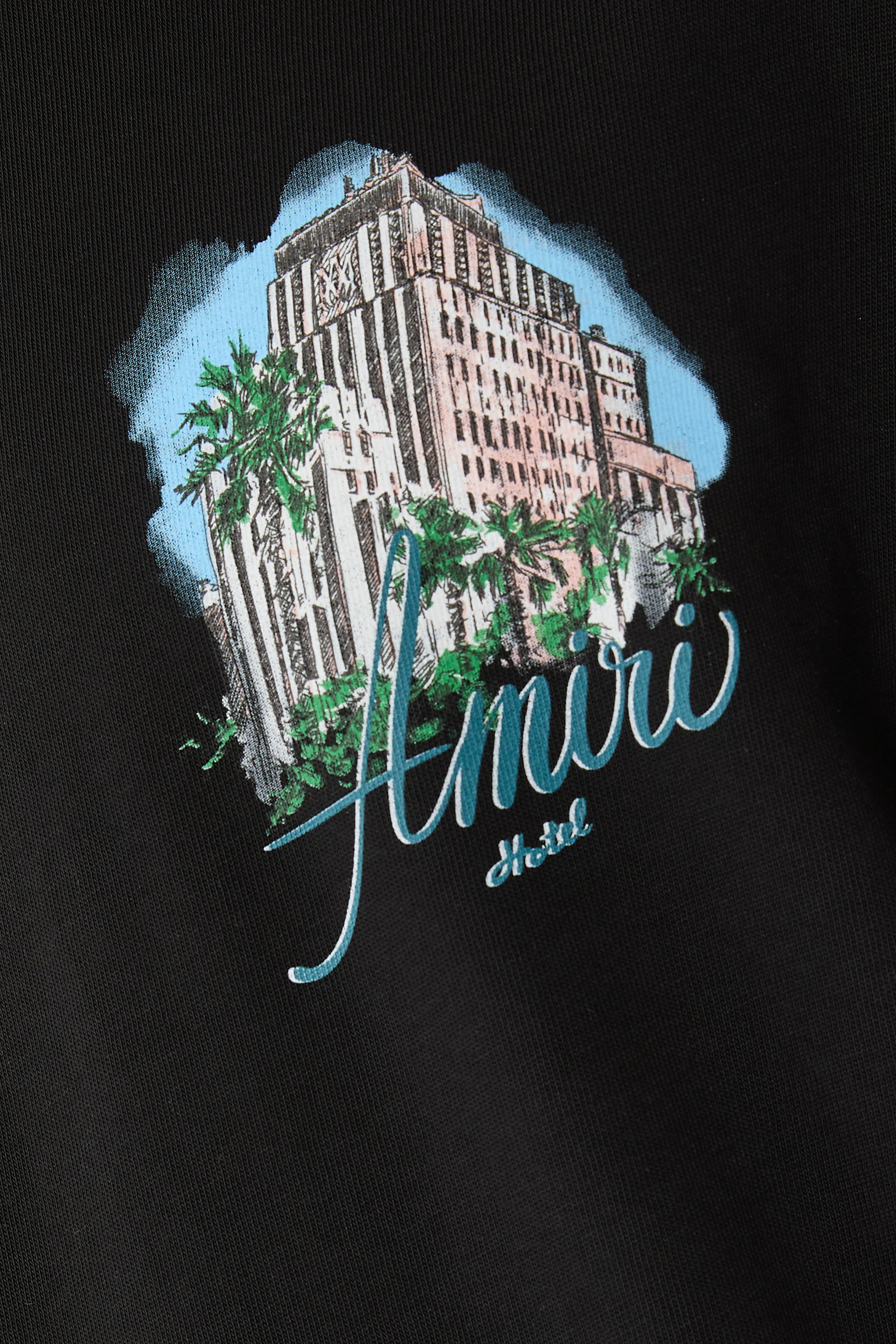 تيشيرت بقصة فضفاضة ونقشة فندق غرافيكية