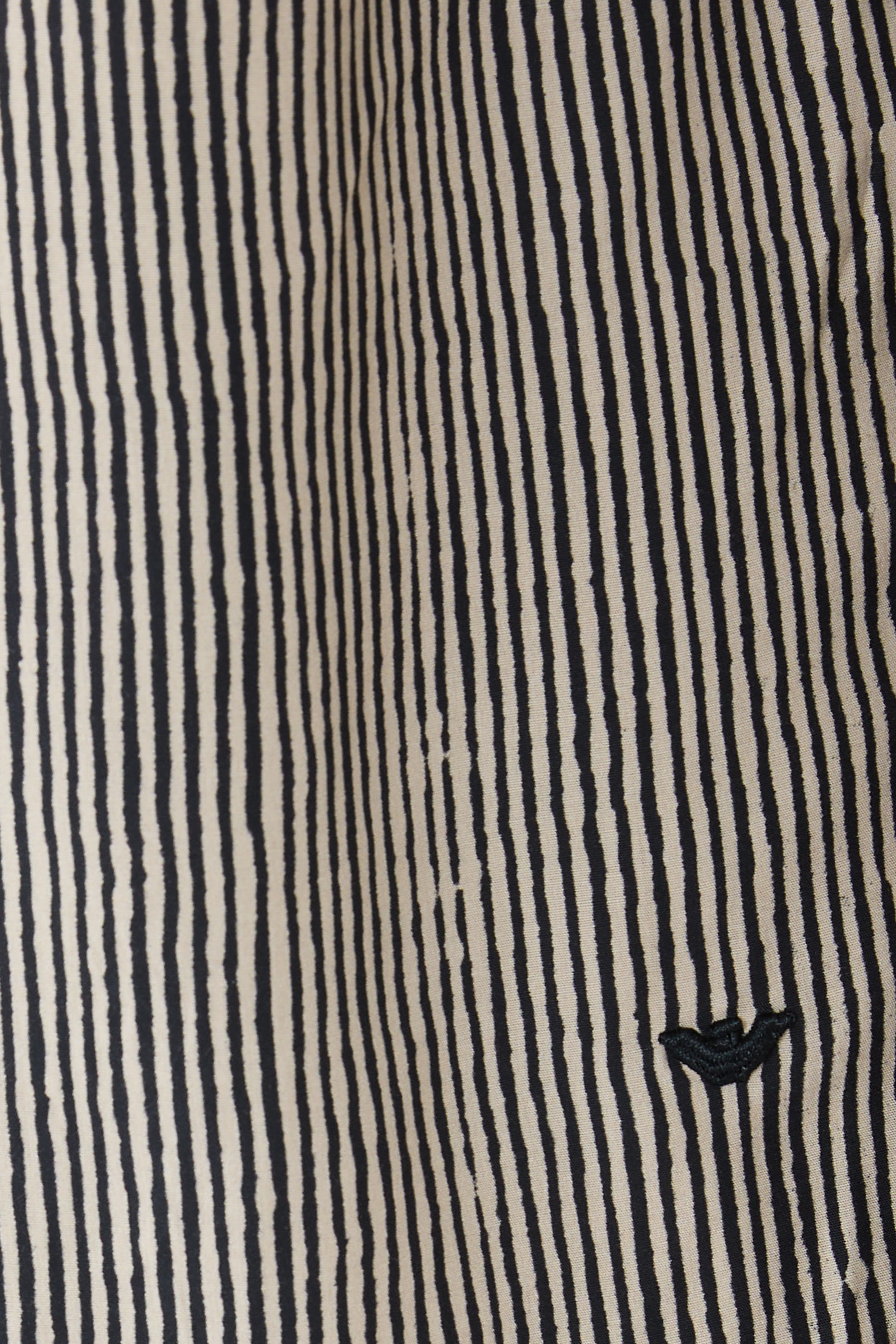 قميص بطبعة مخططة عموديا