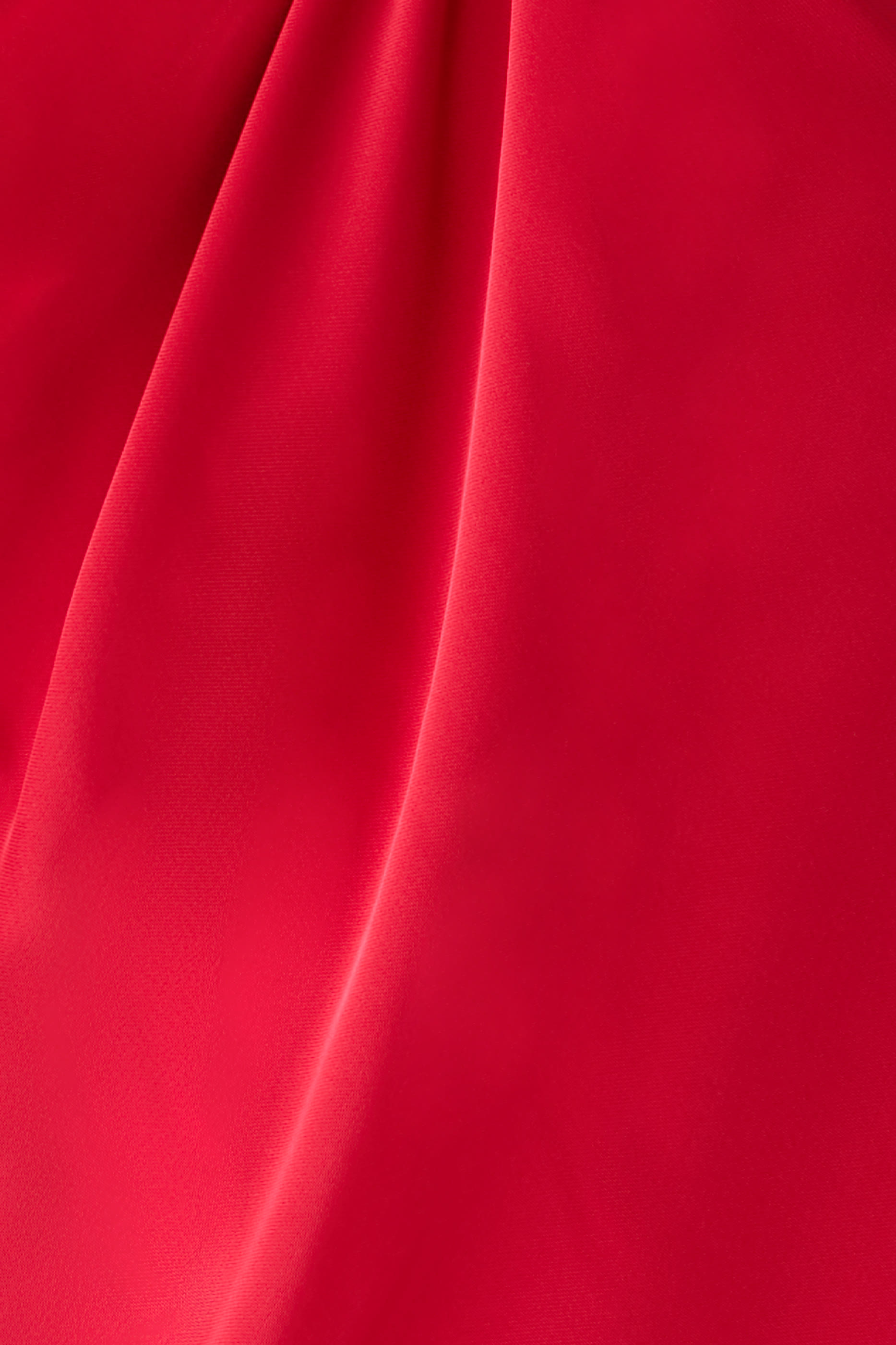 فستان سهرة بياس بكتف مكشوف