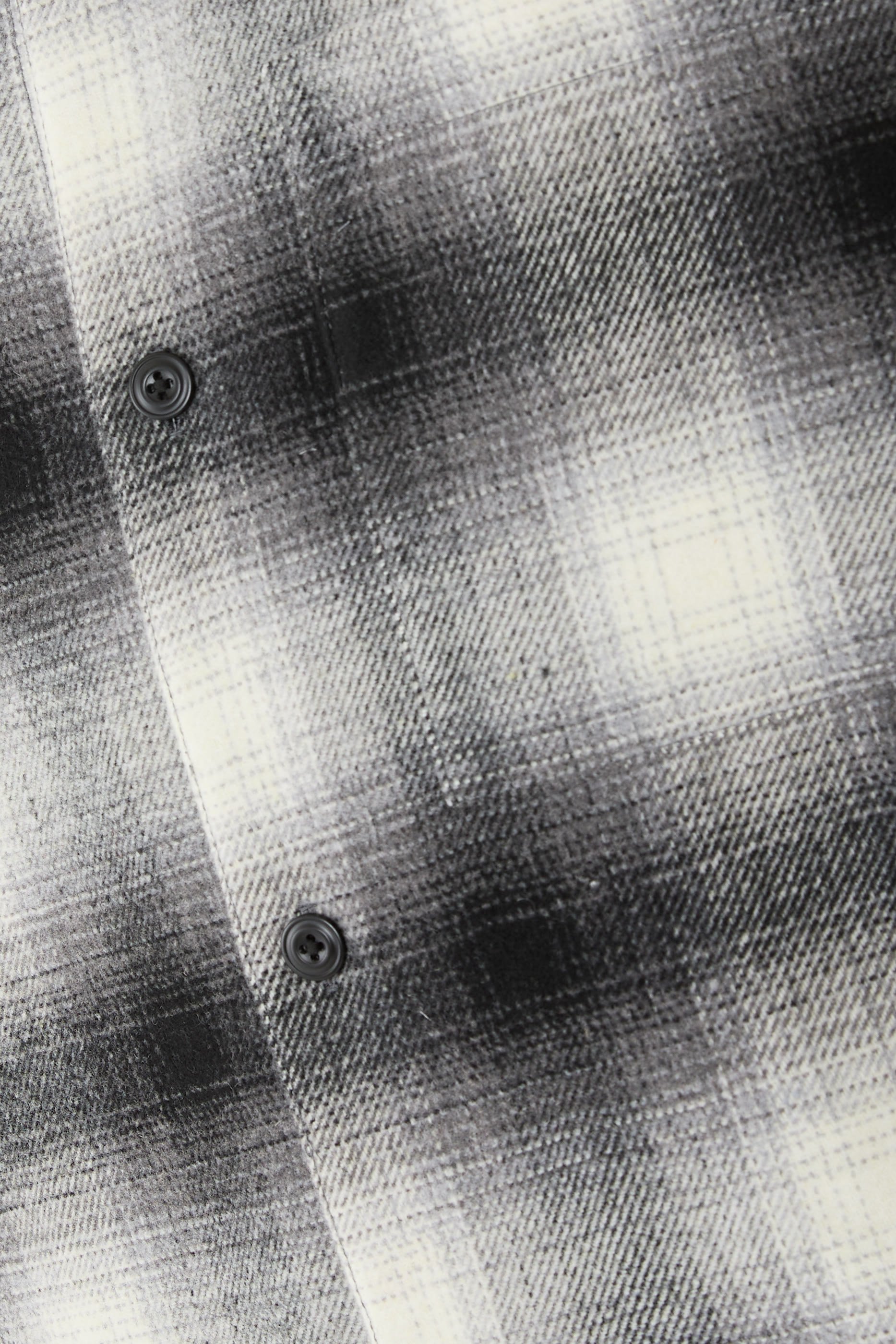 قميص ام كيه اي بقصة مربعة ونقشة مربعات صوف