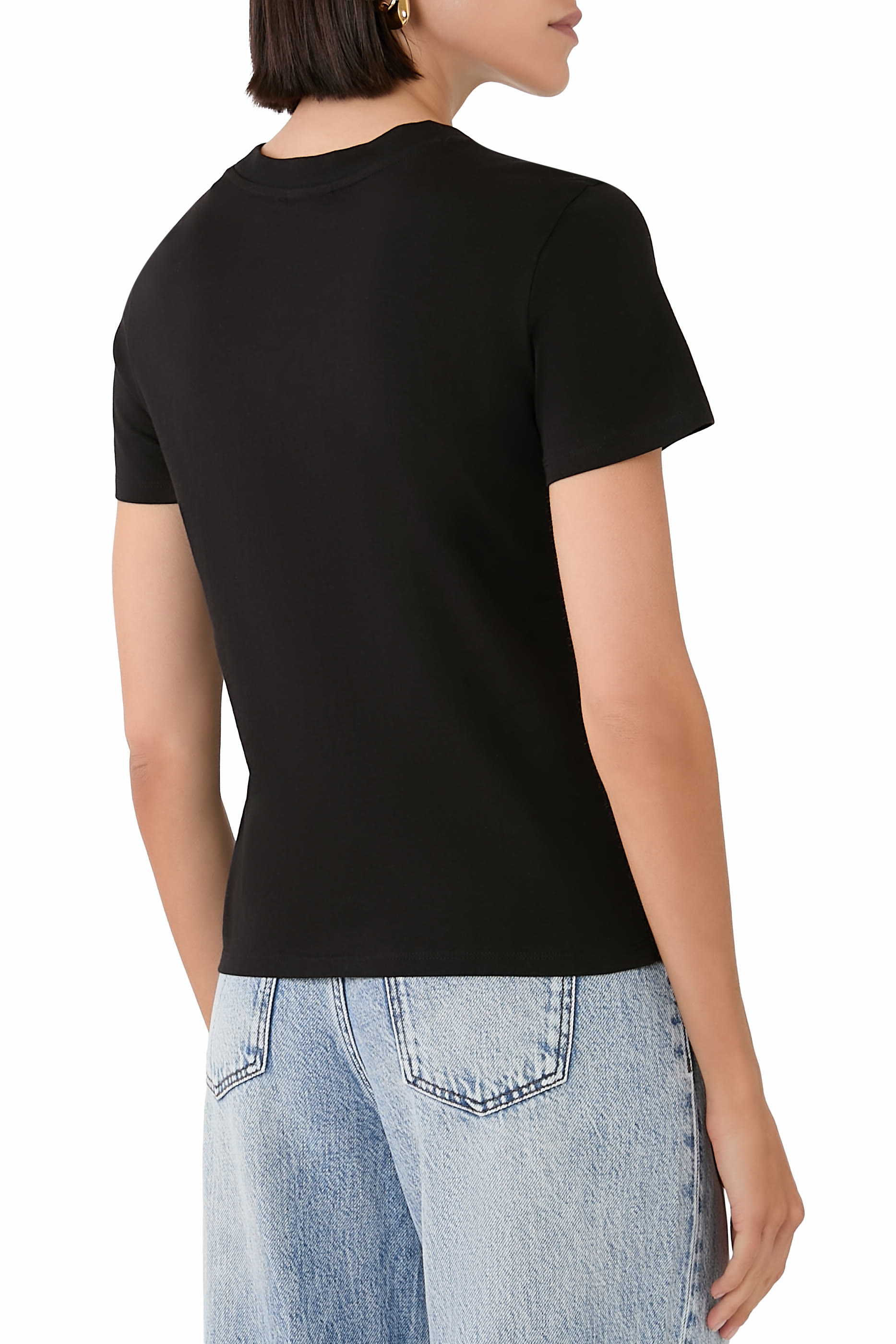 تيشيرت سالين دو جيرود بقصة مربعة ونقشة حروف شعار الماركة