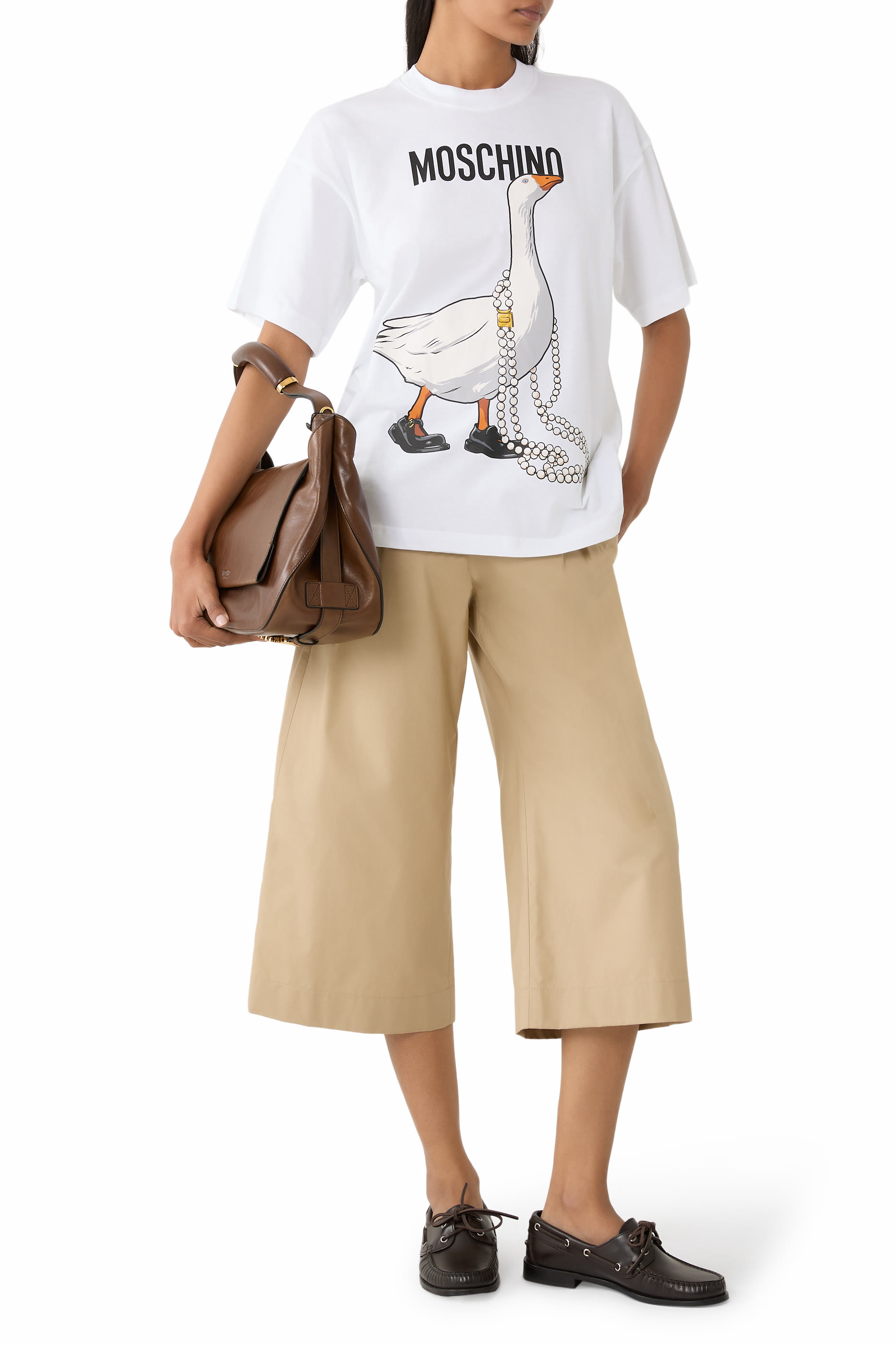 تيشيرت بقصة فضفاضة وشعار الماركة