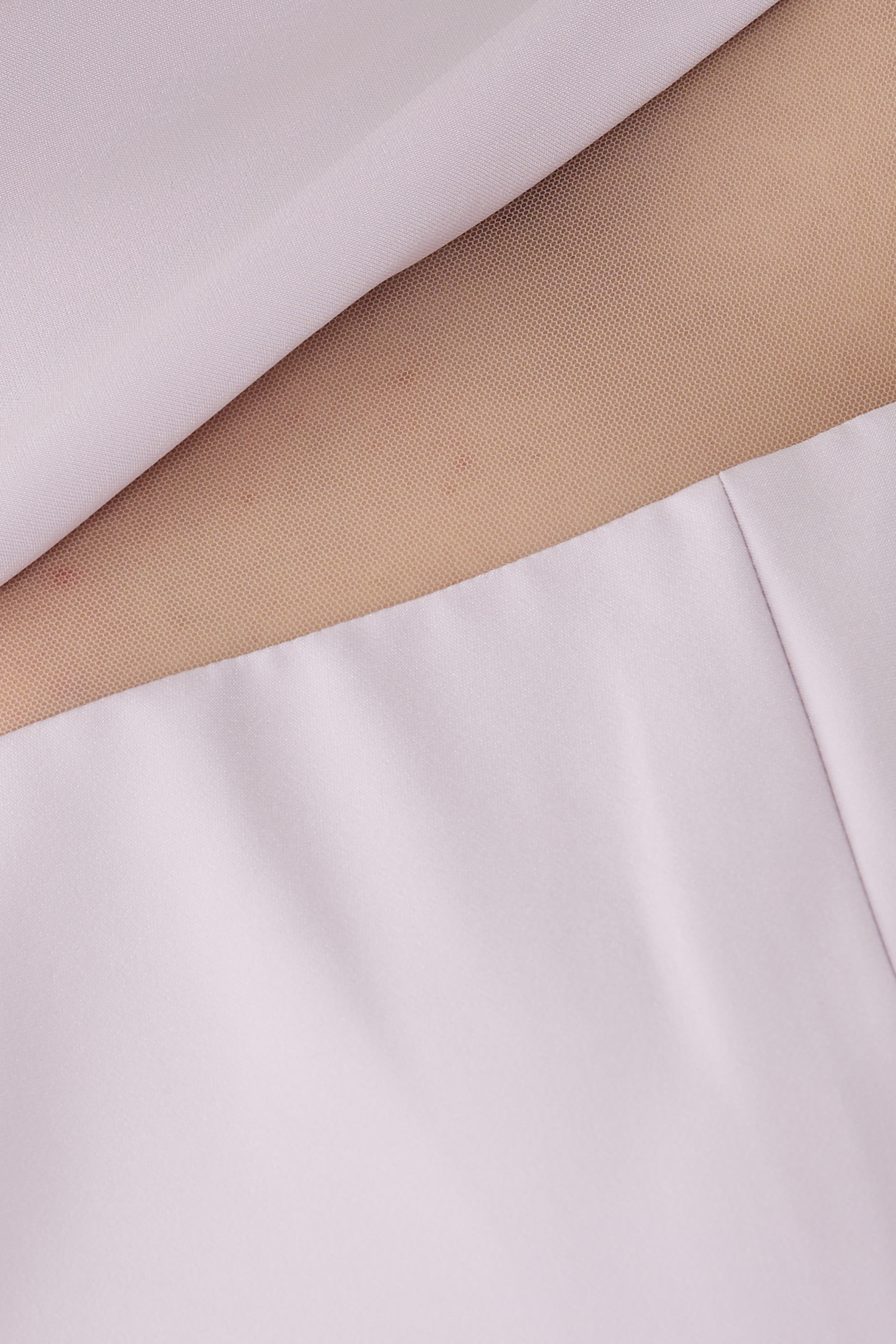 فستان سهرة بقصة مستقيمة وأجزاء شفافة