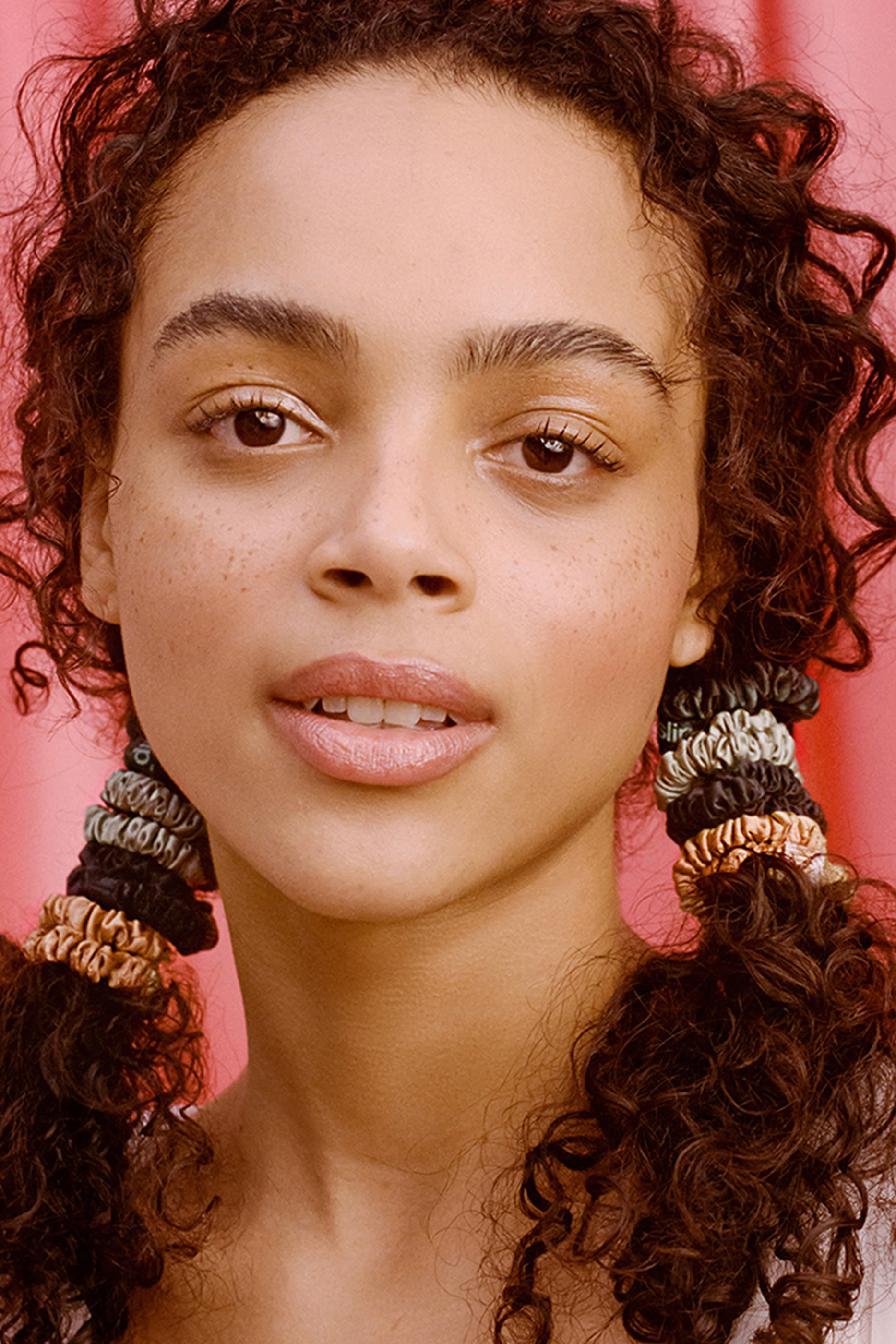 مجموعة ربطات شعر سويتي باي حرير رفيعة في عبوة بتصميم زينة للكريسماس، 4 قطع