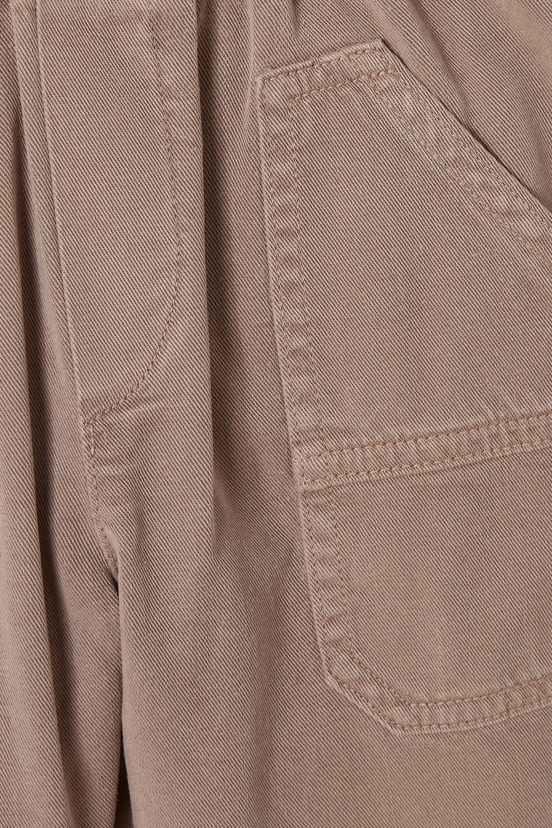 بنطال بشعار الماركة بحجم صغير للأطفال