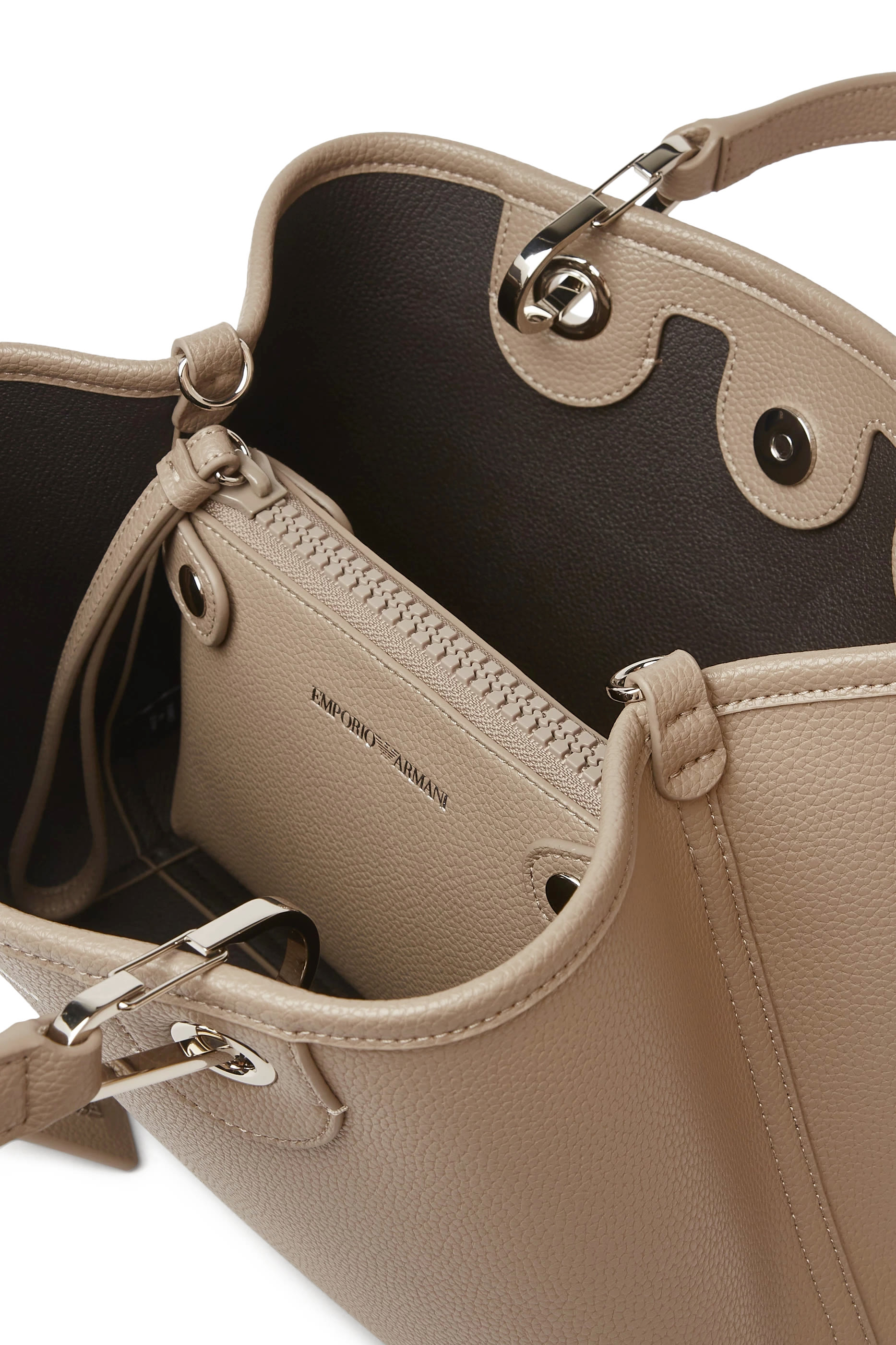 حقيبة يد مزينة بشعار الماركة