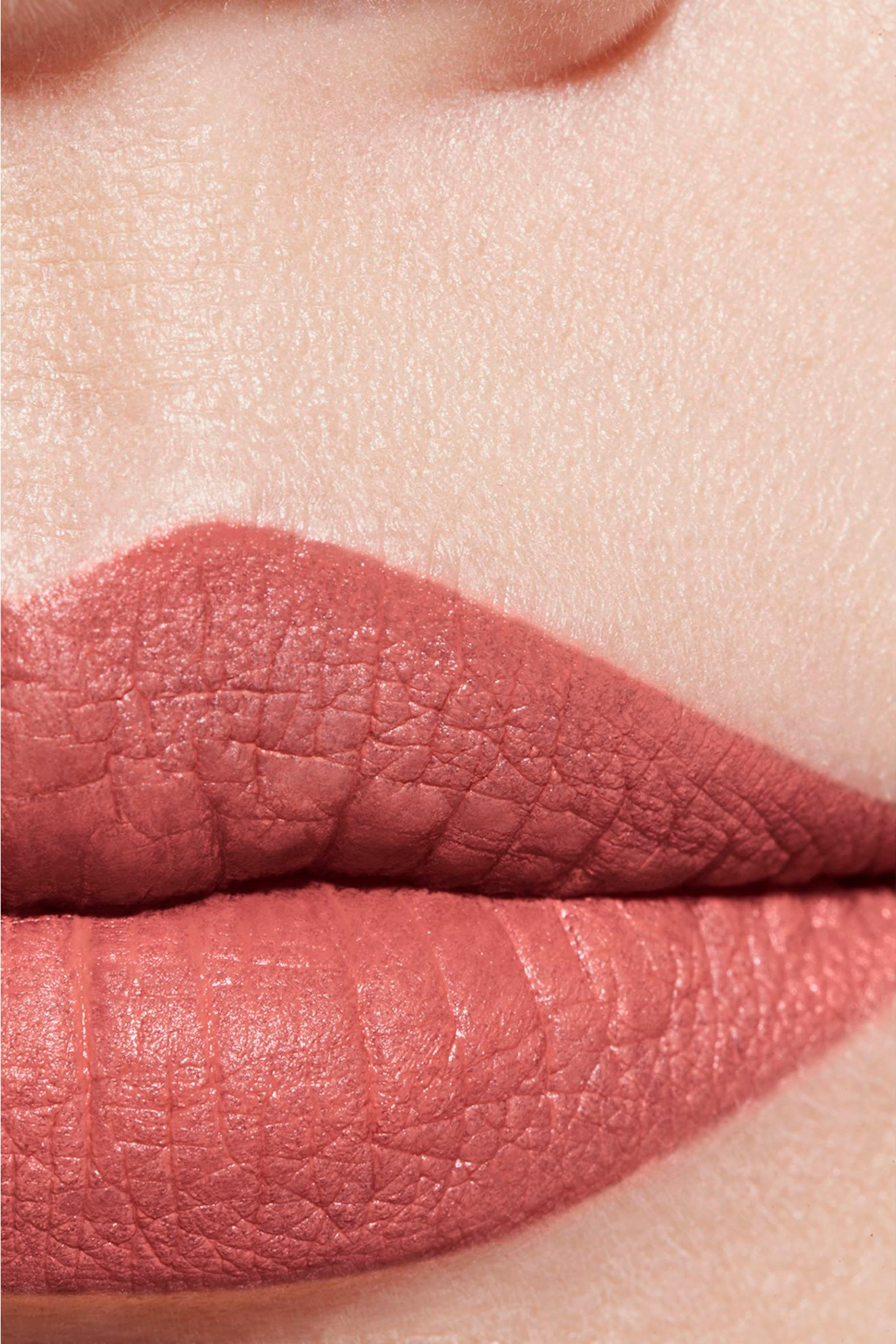 أحمر شفاه روج ألور مخملي لامع