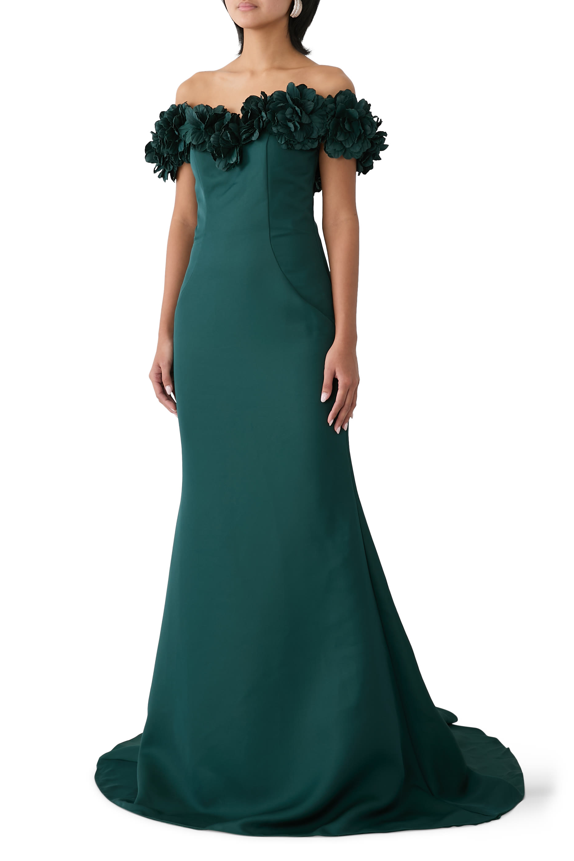 فستان سهرة مطرز بأكتاف مكشوفة وقصة حورية البحر