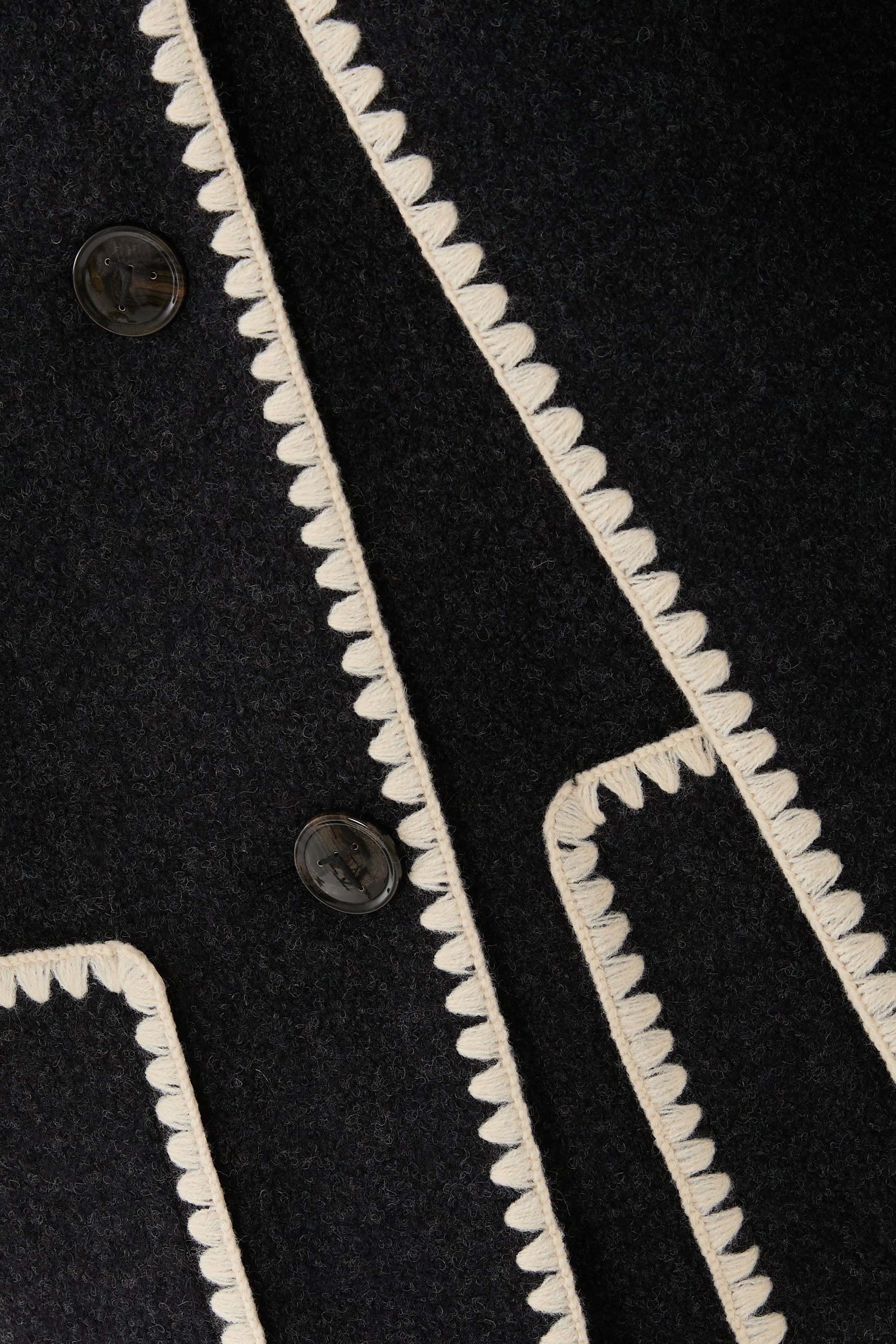 جاكيت بوشاح وتطريزات