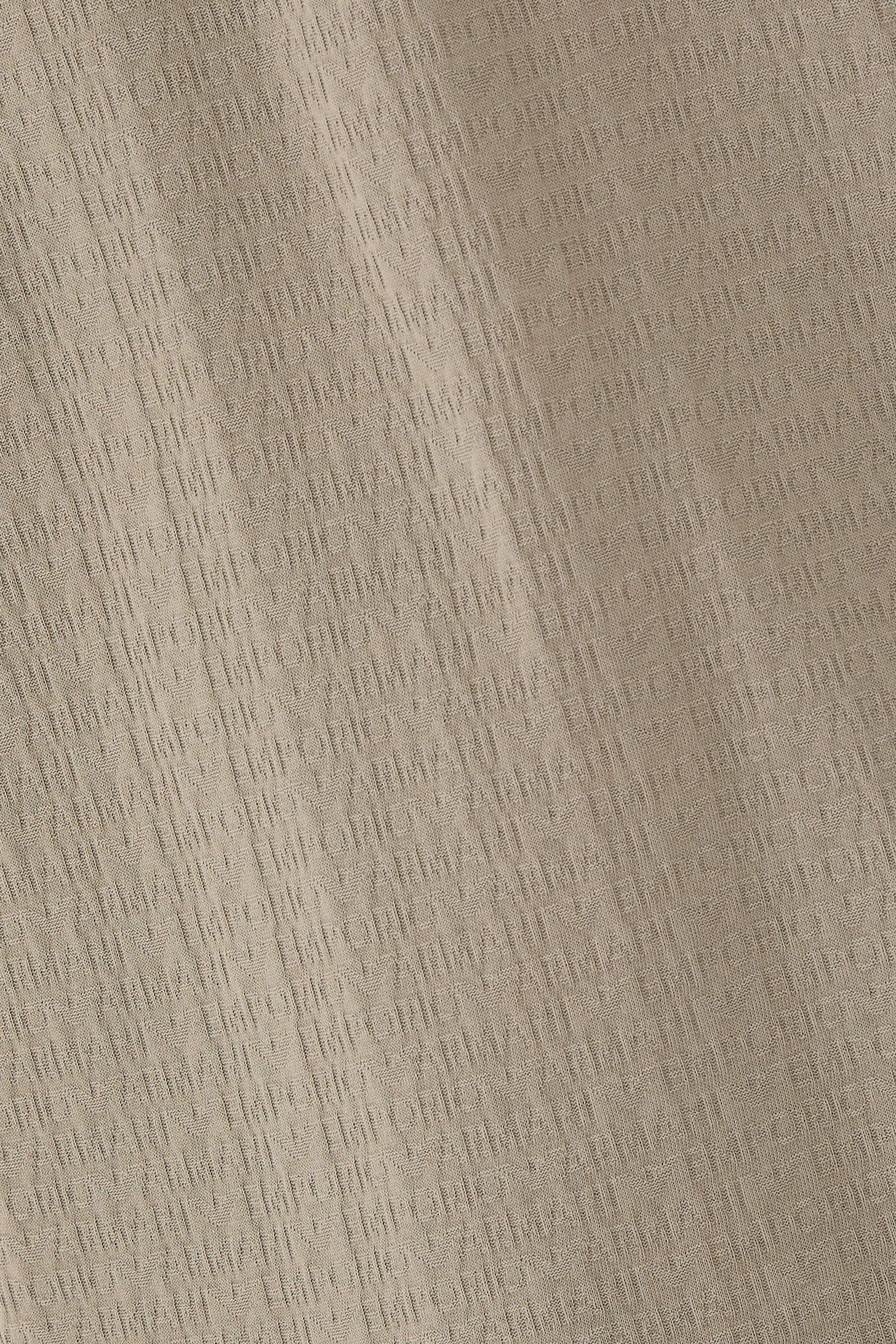 تيشيرت بنقشة شعار الماركة بحجم صغير