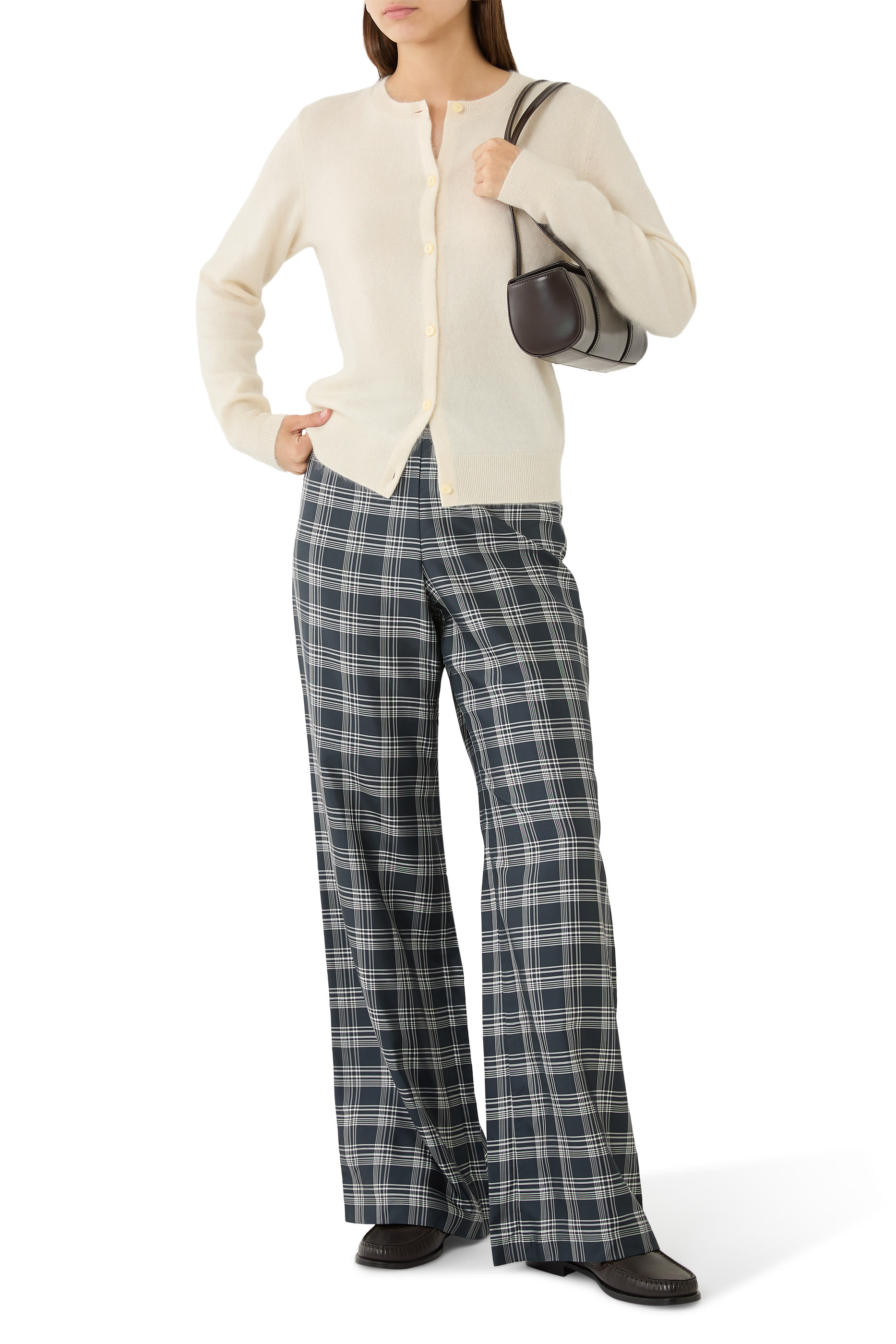 بنطال بنقشة مربعات وقصة واسعة