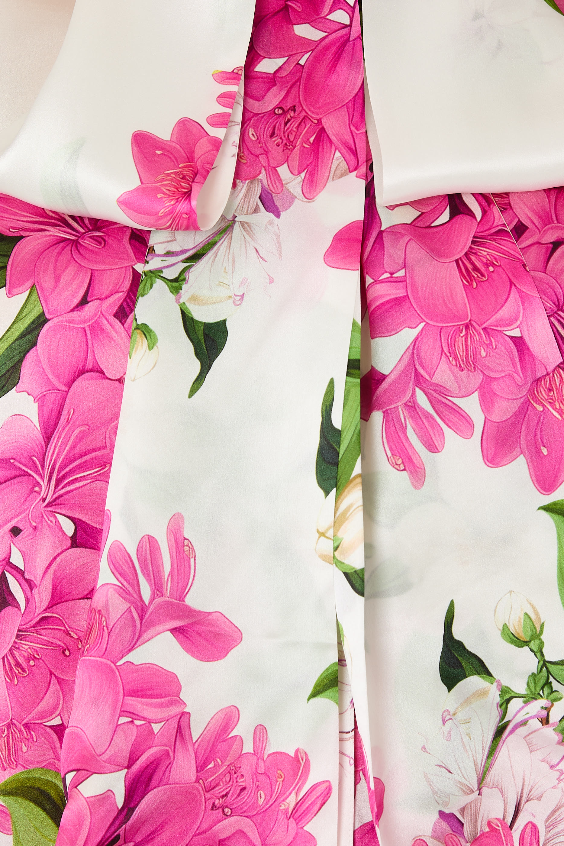 بلوزة بياقة بربطة حرير