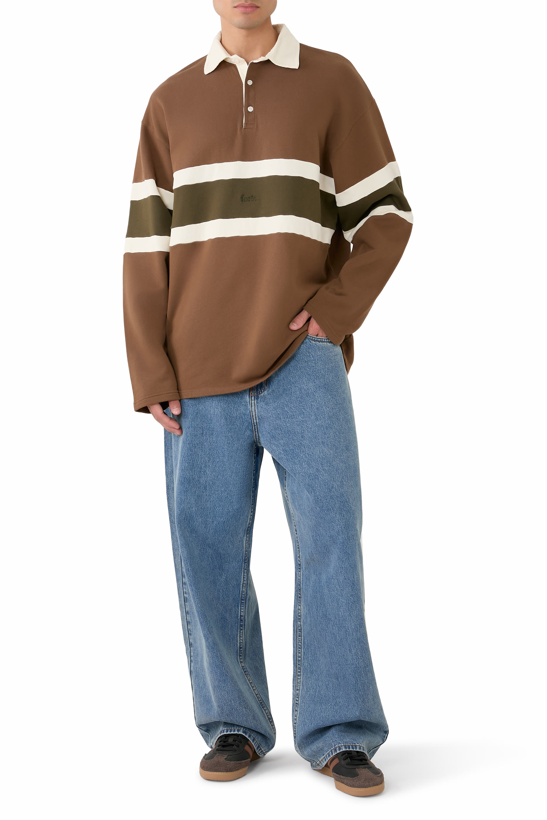 بنطال جينز بقصة واسعة