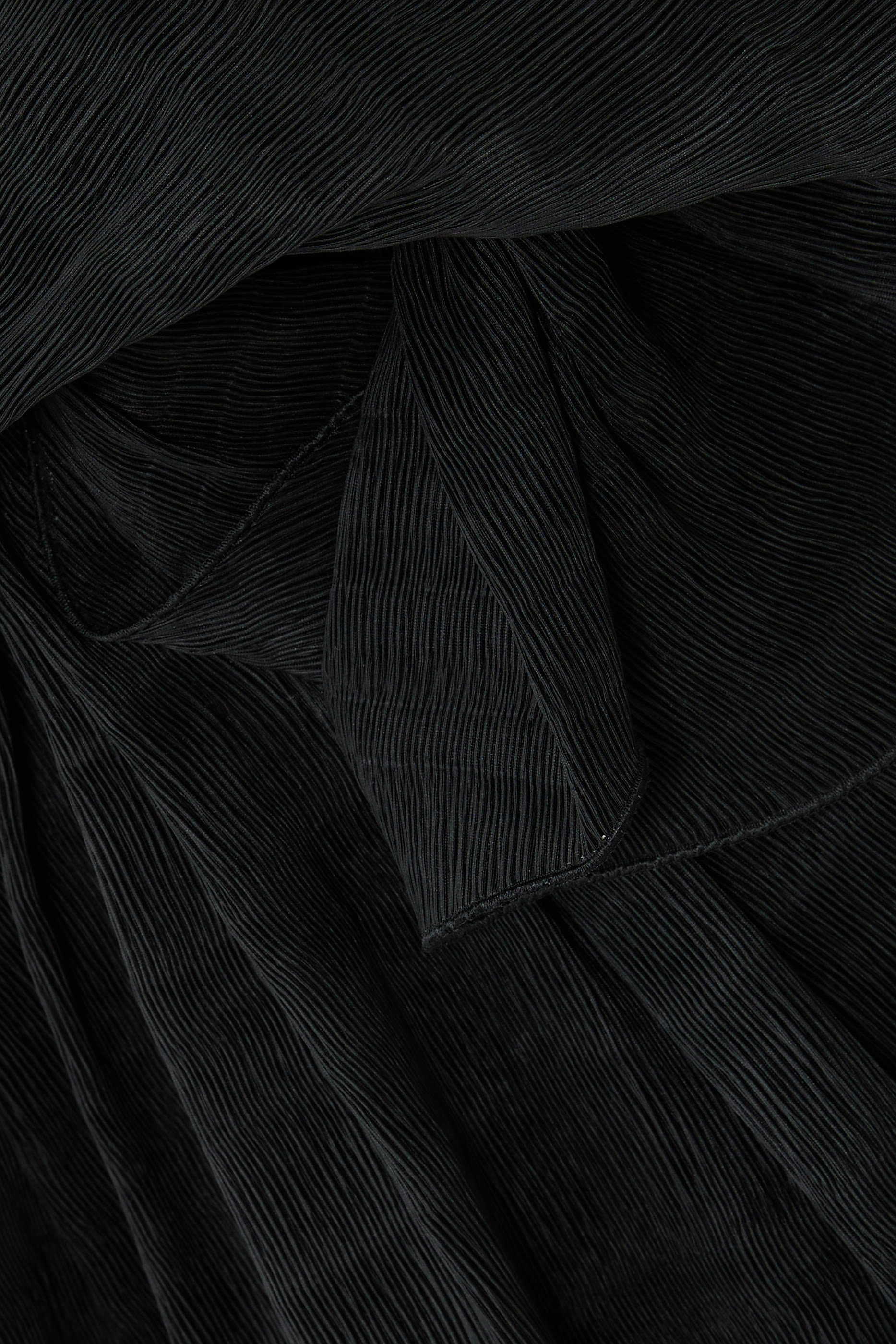 تنورة متوسطة الطول بزهرة