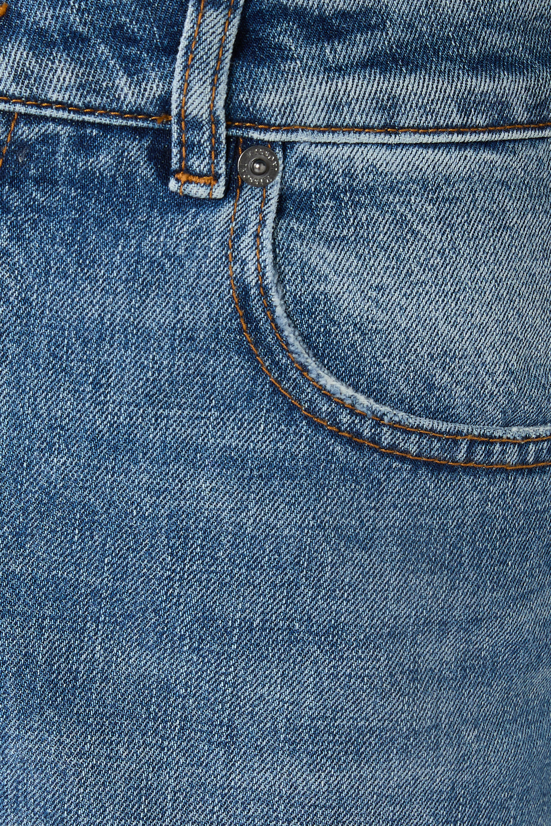 بنطال جينز بقصة واسعة ولون باهت دنيم