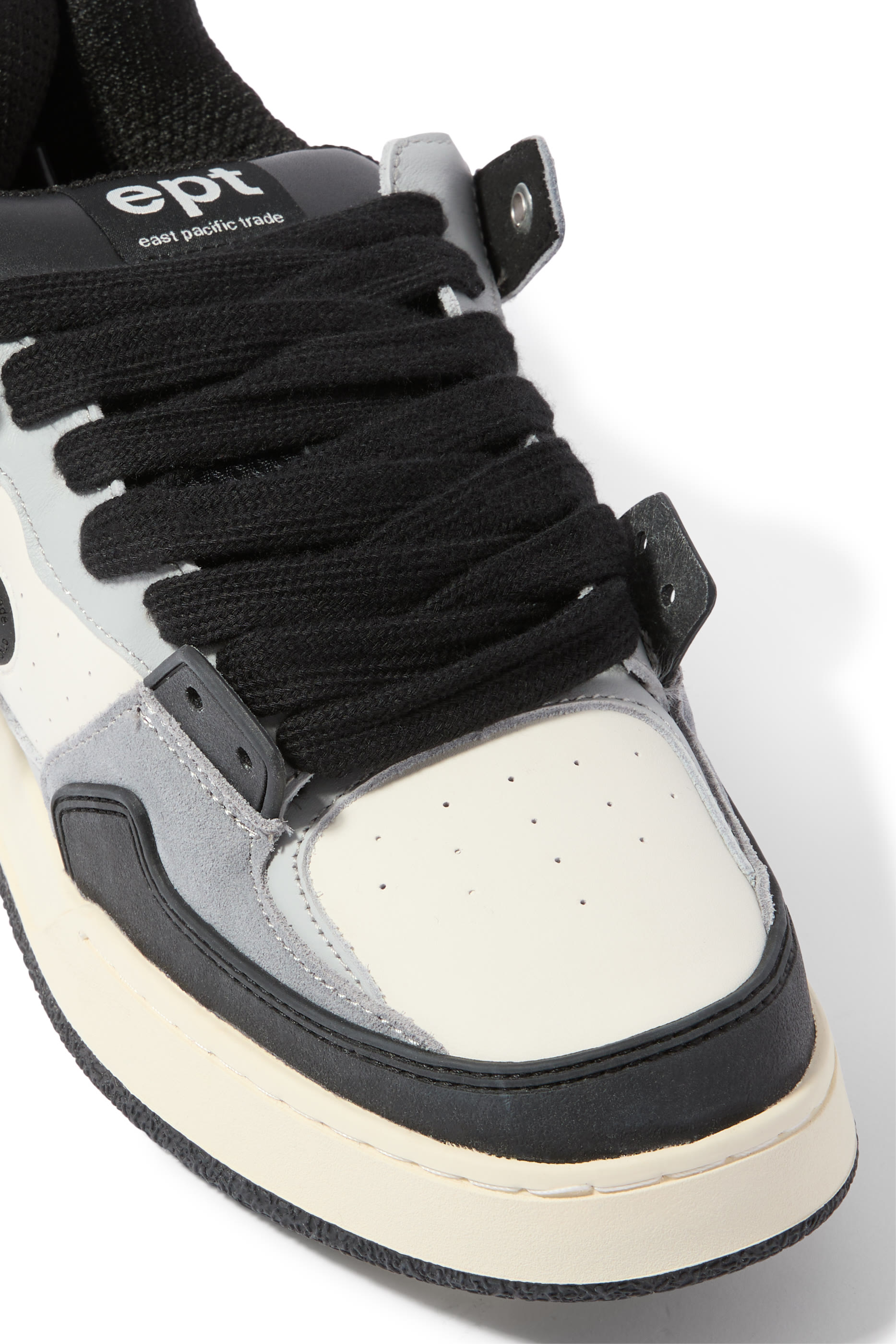 سنيكرز بلسان سميك