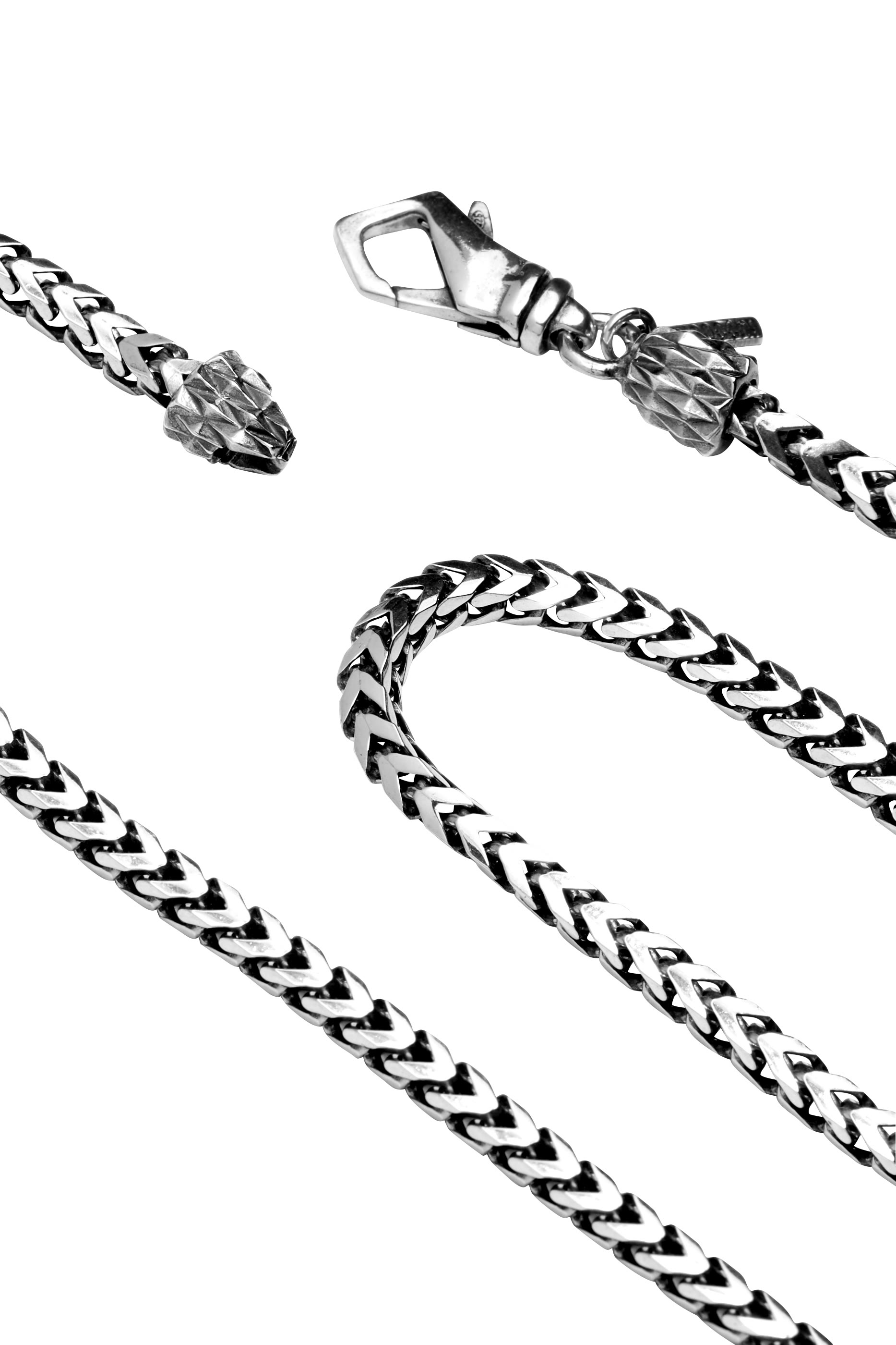 قلادة سلسلة بحلقات مربعة