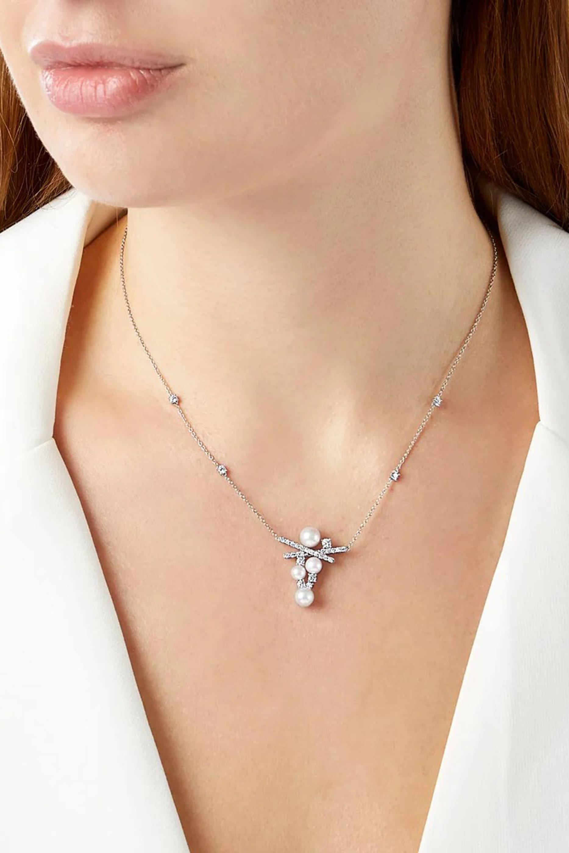 قلادة سليك مزينة باللؤلؤ والماس ذهب أبيض عيار 18