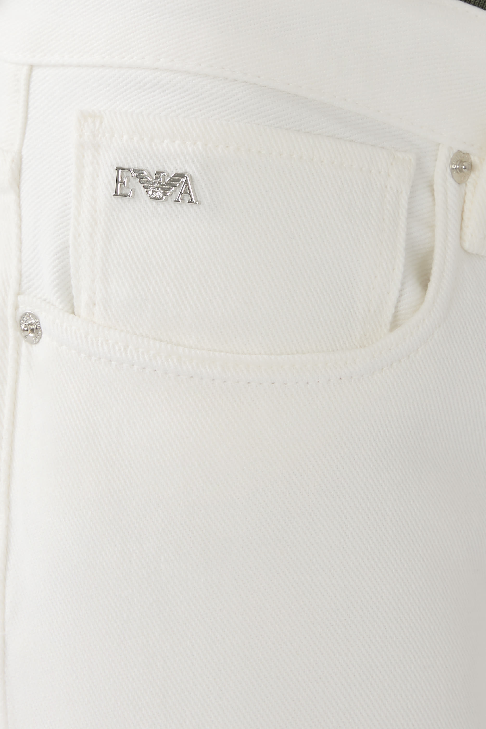 بنطال بقصة ضيقة