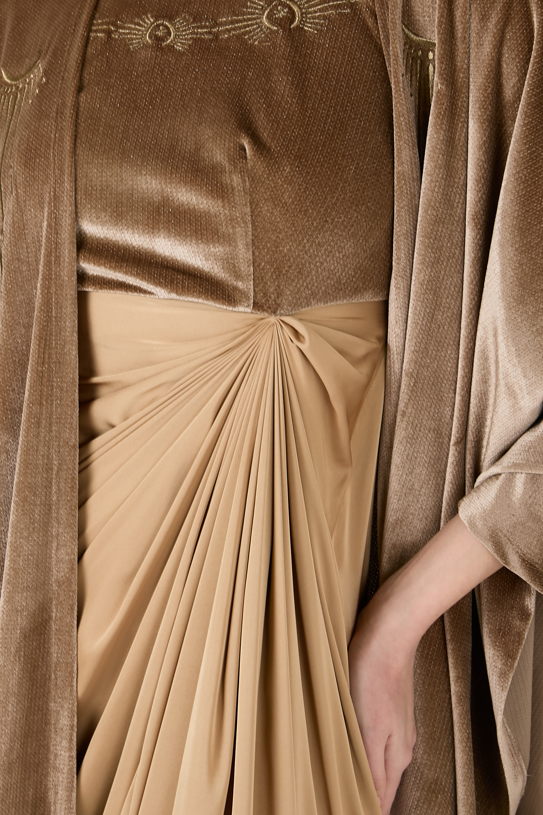 قفطان بتصميم ملفوف مخمل