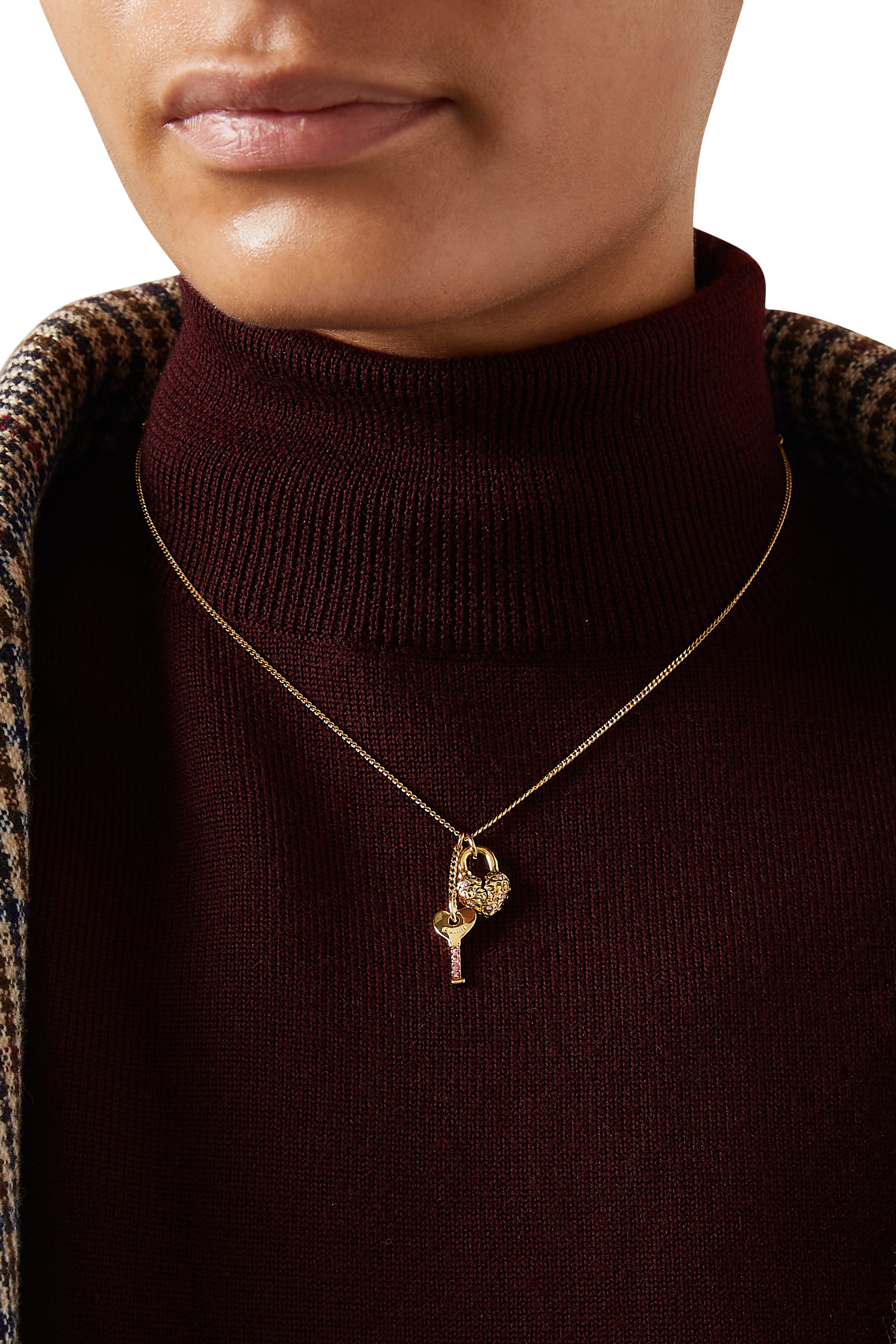 قلادة قصيرة بدلاية قفل على شكل قلب