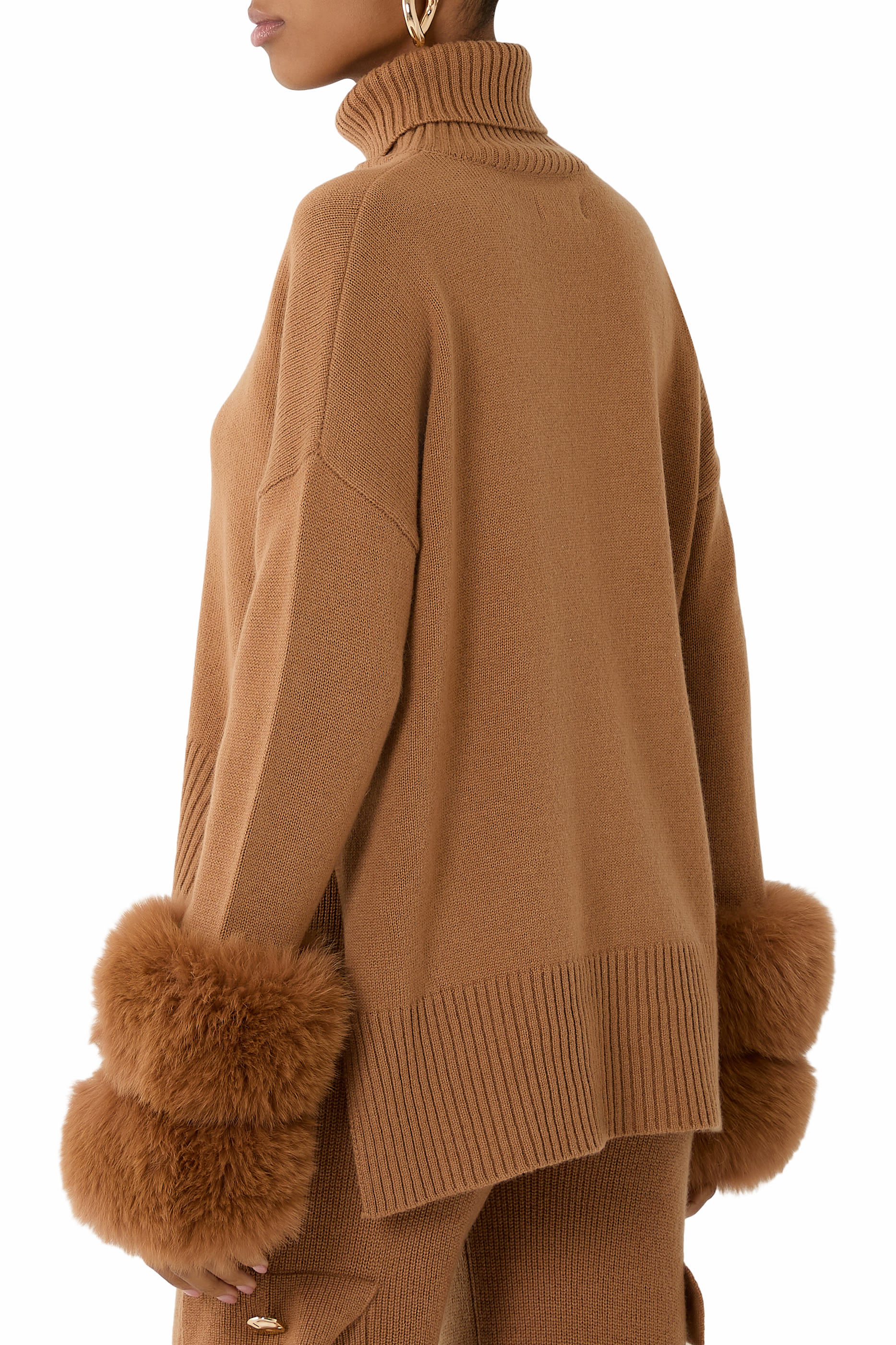 كنزة قصيرة بياقة عالية وأساور مزدوجة مزينة بفرو