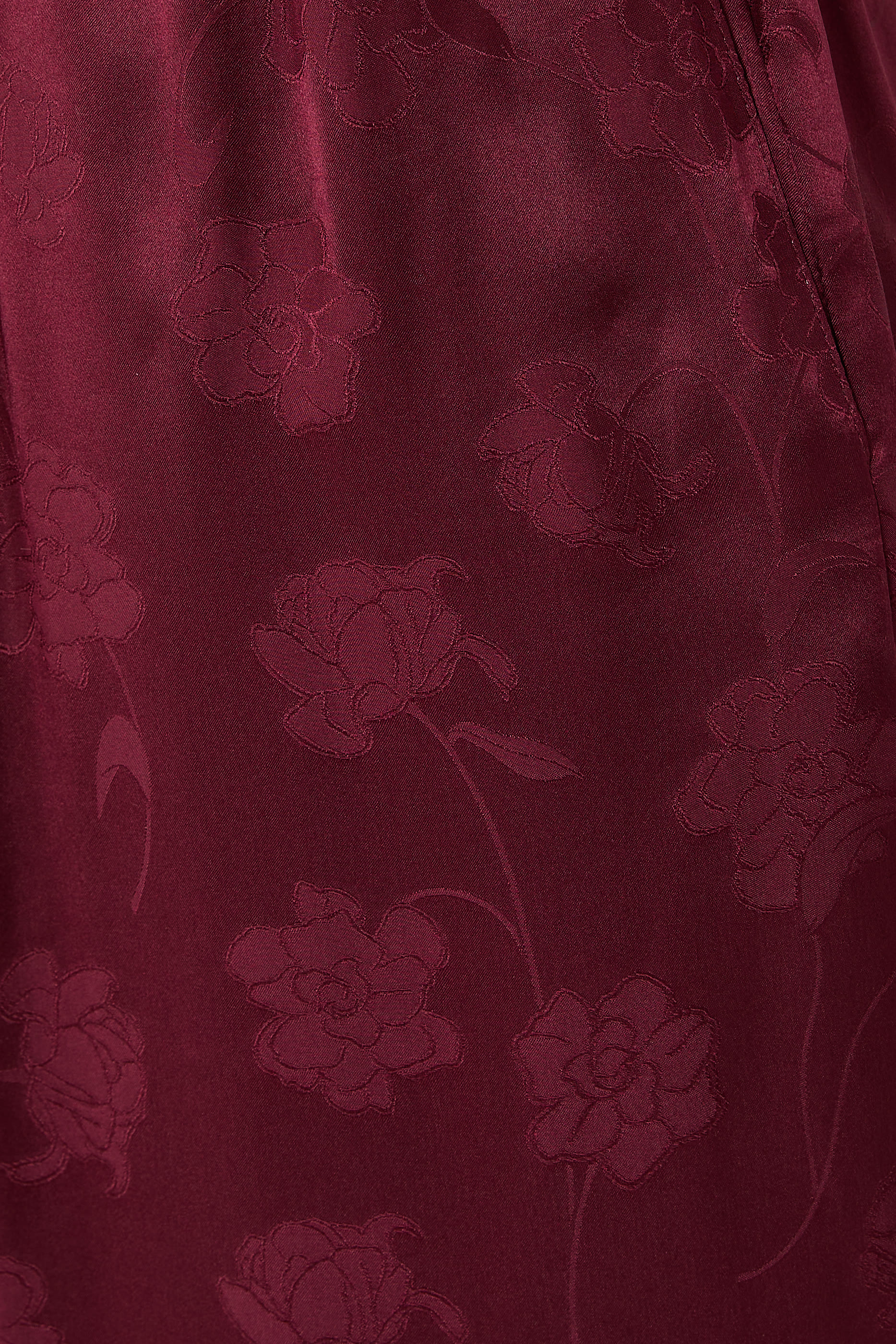 بنطال بقصة تضيق باتجاه الأسفل حرير