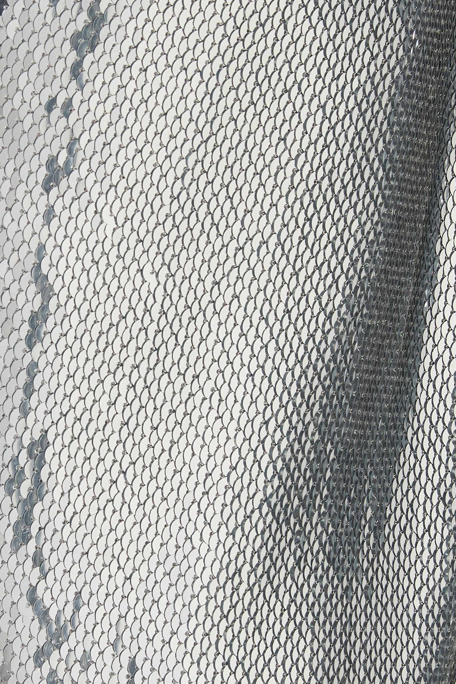 فستان سهرة بأكمام طويلة وقصة مستقيمة مزين بترتر