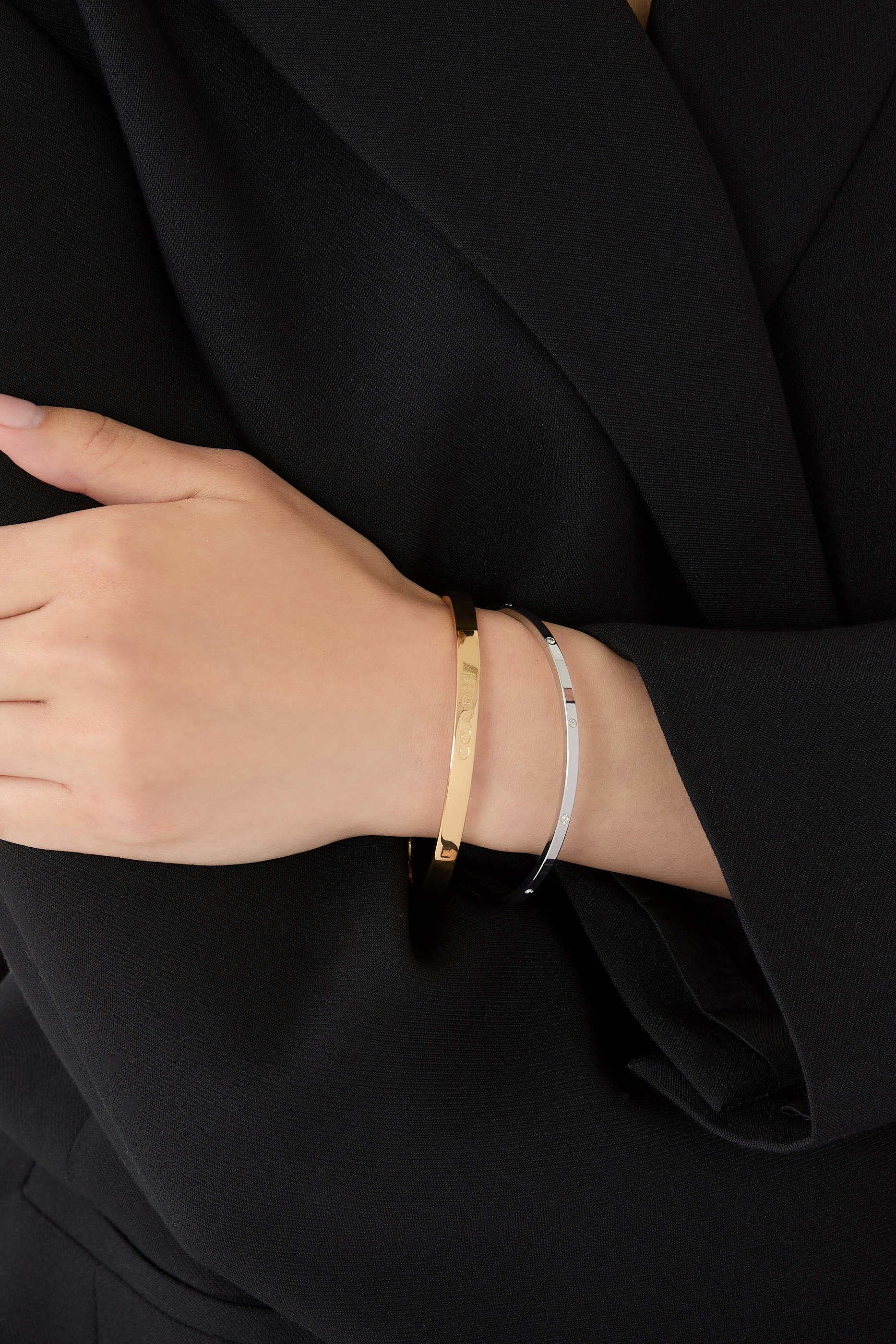 طقم أساور ثنائية بشعار الماركة في علبة