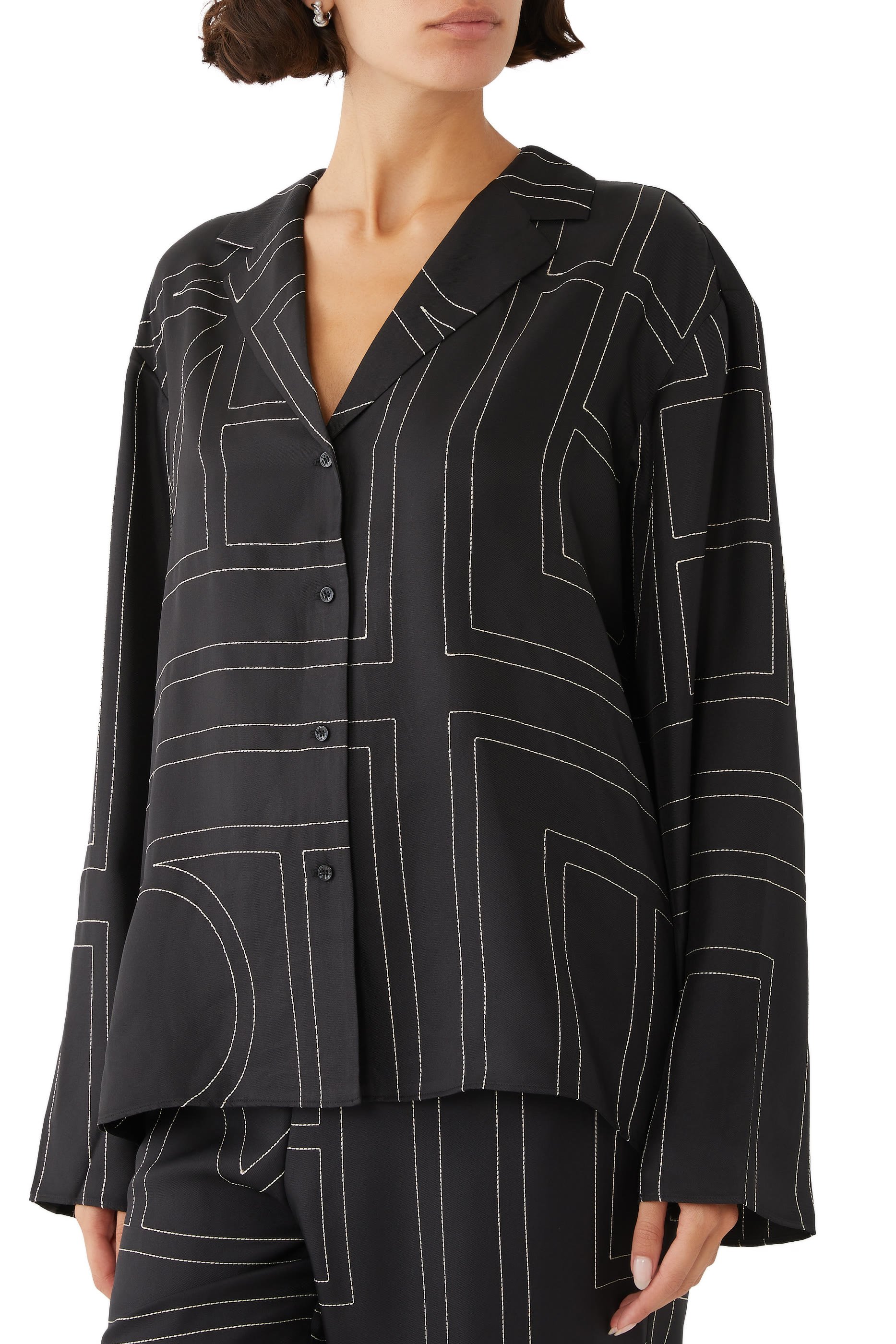 بلوزة بيجامة حرير بنقشة حروف شعار الماركة