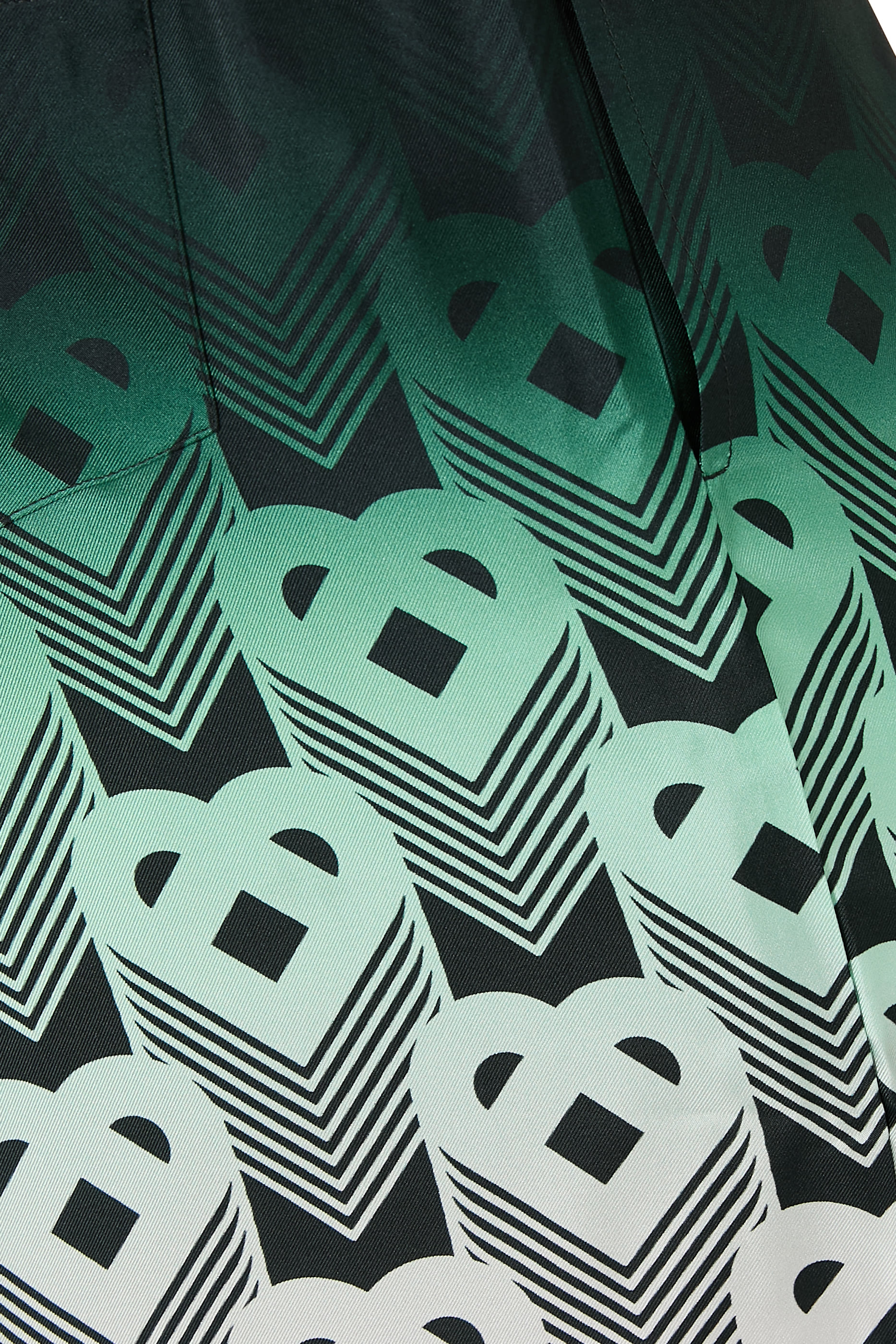 شورت بنقشة حرف شعار الماركة بلون متدرج حرير