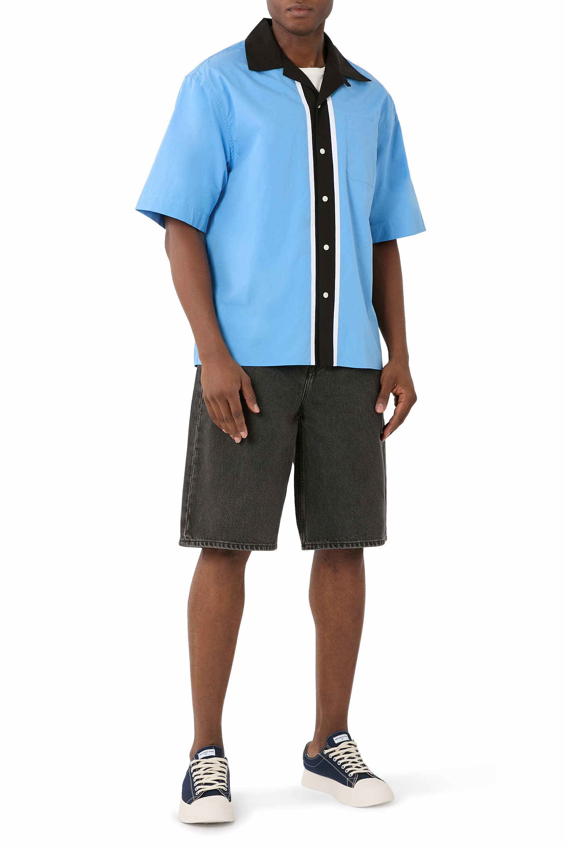 قميص بأكمام قصيرة